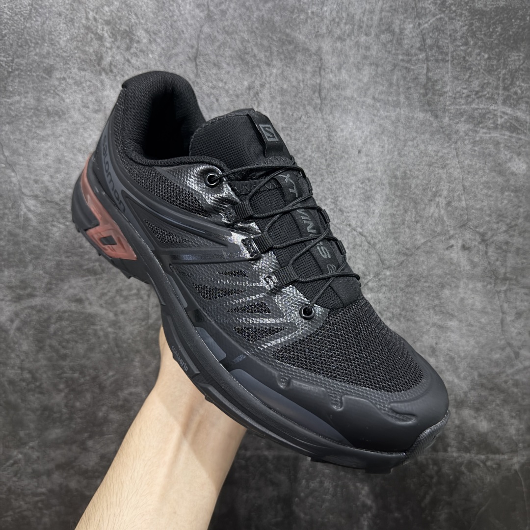 图片[3]-【莞产版本】SALOMON萨洛蒙 XT-Wings 2 Advanced 户外舒适百搭 网布织物减震防滑耐磨透气 低帮跑步鞋灰 XT-Wings 2采用了萨洛蒙独有的技术，不仅保证了鞋子的耐磨性，还让你在户外探险中保持通风透气，让双脚始终保持清爽舒适。无论是徒步旅行、登山探险还是日常穿搭，它都能为你提供稳定的支撑和舒适的穿着体验！ 低帮设计，有效减轻脚部负担，提供更灵活的穿着感受。无论是在崎岖不平的山路上还是在城市街头漫步，XT-Wings 2都能帮助你自如地驰骋，释放内心对自然的向往！SALOMON﻿萨洛蒙 XT-Wings 2绝对是一款不可错过的户外功能鞋！让它成为你户外探险路上的得力伙伴，让你在每一次冒险中都能感受到自由与激情的碰撞！ 尺码：36-46含半码-选品中心