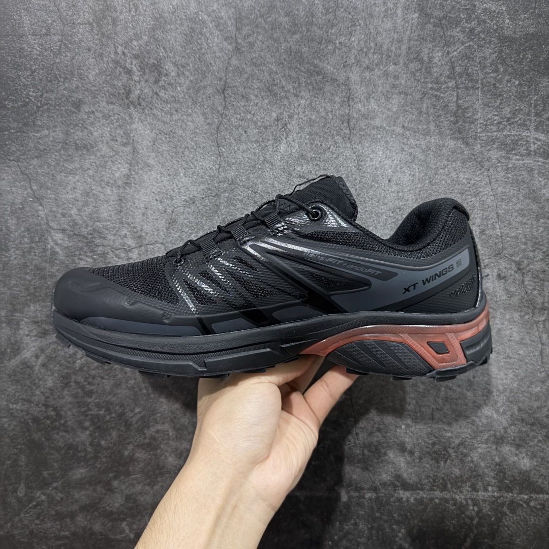 图片[2]-【莞产版本】SALOMON萨洛蒙 XT-Wings 2 Advanced 户外舒适百搭 网布织物减震防滑耐磨透气 低帮跑步鞋灰 XT-Wings 2采用了萨洛蒙独有的技术，不仅保证了鞋子的耐磨性，还让你在户外探险中保持通风透气，让双脚始终保持清爽舒适。无论是徒步旅行、登山探险还是日常穿搭，它都能为你提供稳定的支撑和舒适的穿着体验！ 低帮设计，有效减轻脚部负担，提供更灵活的穿着感受。无论是在崎岖不平的山路上还是在城市街头漫步，XT-Wings 2都能帮助你自如地驰骋，释放内心对自然的向往！SALOMON﻿萨洛蒙 XT-Wings 2绝对是一款不可错过的户外功能鞋！让它成为你户外探险路上的得力伙伴，让你在每一次冒险中都能感受到自由与激情的碰撞！ 尺码：36-46含半码-选品中心