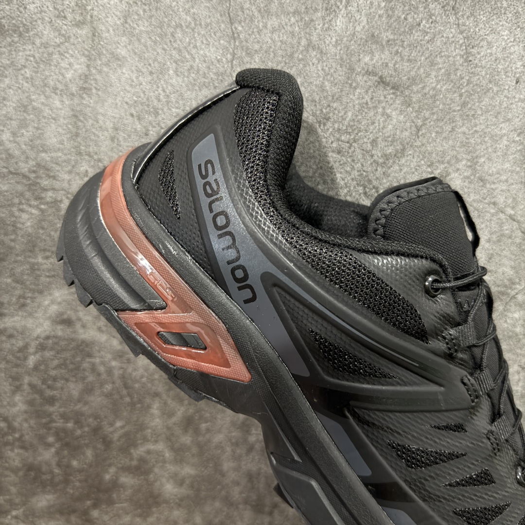 图片[7]-【莞产版本】SALOMON萨洛蒙 XT-Wings 2 Advanced 户外舒适百搭 网布织物减震防滑耐磨透气 低帮跑步鞋灰 XT-Wings 2采用了萨洛蒙独有的技术，不仅保证了鞋子的耐磨性，还让你在户外探险中保持通风透气，让双脚始终保持清爽舒适。无论是徒步旅行、登山探险还是日常穿搭，它都能为你提供稳定的支撑和舒适的穿着体验！ 低帮设计，有效减轻脚部负担，提供更灵活的穿着感受。无论是在崎岖不平的山路上还是在城市街头漫步，XT-Wings 2都能帮助你自如地驰骋，释放内心对自然的向往！SALOMON﻿萨洛蒙 XT-Wings 2绝对是一款不可错过的户外功能鞋！让它成为你户外探险路上的得力伙伴，让你在每一次冒险中都能感受到自由与激情的碰撞！ 尺码：36-46含半码-选品中心