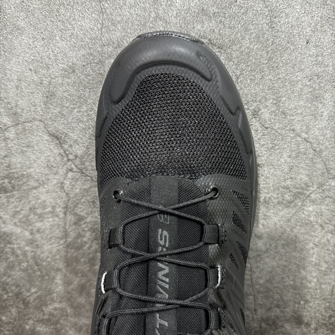 图片[5]-【莞产版本】SALOMON萨洛蒙 XT-Wings 2 Advanced 户外舒适百搭 网布织物减震防滑耐磨透气 低帮跑步鞋灰 XT-Wings 2采用了萨洛蒙独有的技术，不仅保证了鞋子的耐磨性，还让你在户外探险中保持通风透气，让双脚始终保持清爽舒适。无论是徒步旅行、登山探险还是日常穿搭，它都能为你提供稳定的支撑和舒适的穿着体验！ 低帮设计，有效减轻脚部负担，提供更灵活的穿着感受。无论是在崎岖不平的山路上还是在城市街头漫步，XT-Wings 2都能帮助你自如地驰骋，释放内心对自然的向往！SALOMON﻿萨洛蒙 XT-Wings 2绝对是一款不可错过的户外功能鞋！让它成为你户外探险路上的得力伙伴，让你在每一次冒险中都能感受到自由与激情的碰撞！ 尺码：36-46含半码-选品中心
