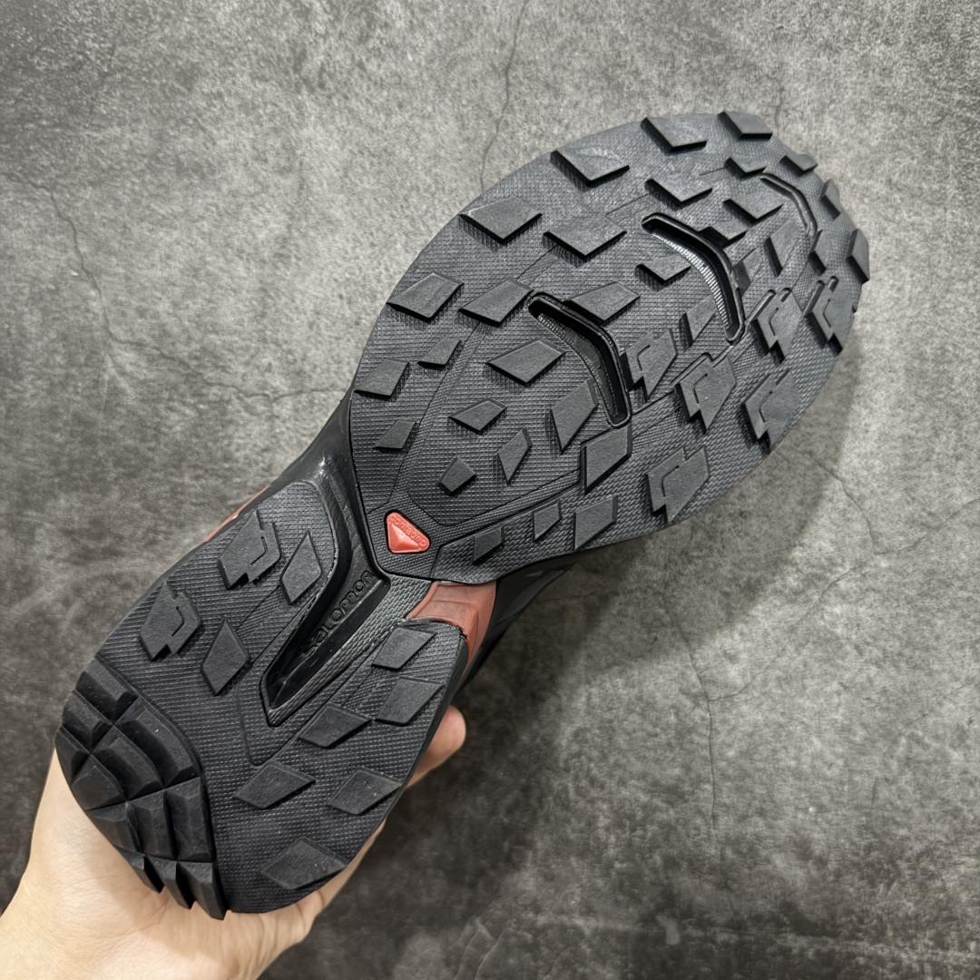 图片[9]-【莞产版本】SALOMON萨洛蒙 XT-Wings 2 Advanced 户外舒适百搭 网布织物减震防滑耐磨透气 低帮跑步鞋灰 XT-Wings 2采用了萨洛蒙独有的技术，不仅保证了鞋子的耐磨性，还让你在户外探险中保持通风透气，让双脚始终保持清爽舒适。无论是徒步旅行、登山探险还是日常穿搭，它都能为你提供稳定的支撑和舒适的穿着体验！ 低帮设计，有效减轻脚部负担，提供更灵活的穿着感受。无论是在崎岖不平的山路上还是在城市街头漫步，XT-Wings 2都能帮助你自如地驰骋，释放内心对自然的向往！SALOMON﻿萨洛蒙 XT-Wings 2绝对是一款不可错过的户外功能鞋！让它成为你户外探险路上的得力伙伴，让你在每一次冒险中都能感受到自由与激情的碰撞！ 尺码：36-46含半码-选品中心