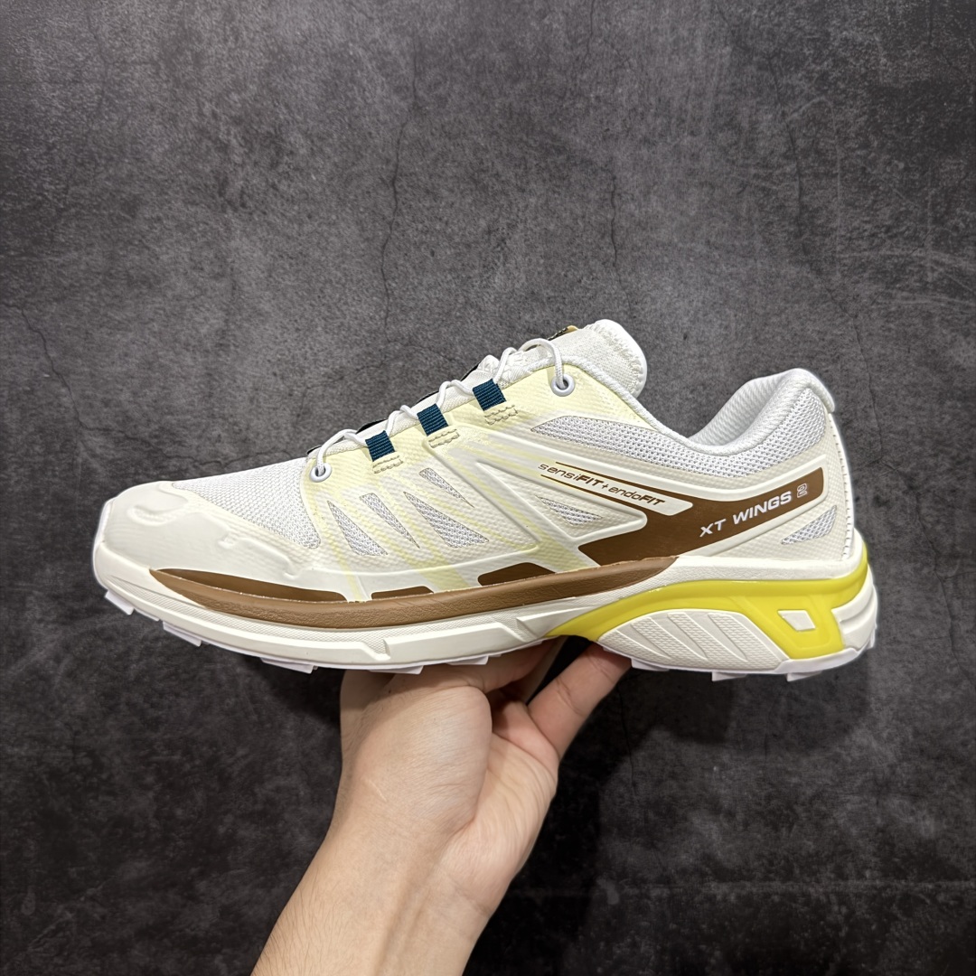 图片[2]-【莞产版本】SALOMON萨洛蒙 XT-Wings 2 Advanced 户外舒适百搭 网布织物减震防滑耐磨透气 低帮跑步鞋灰 XT-Wings 2采用了萨洛蒙独有的技术，不仅保证了鞋子的耐磨性，还让你在户外探险中保持通风透气，让双脚始终保持清爽舒适。无论是徒步旅行、登山探险还是日常穿搭，它都能为你提供稳定的支撑和舒适的穿着体验！ 低帮设计，有效减轻脚部负担，提供更灵活的穿着感受。无论是在崎岖不平的山路上还是在城市街头漫步，XT-Wings 2都能帮助你自如地驰骋，释放内心对自然的向往！SALOMON﻿萨洛蒙 XT-Wings 2绝对是一款不可错过的户外功能鞋！让它成为你户外探险路上的得力伙伴，让你在每一次冒险中都能感受到自由与激情的碰撞！ 尺码：36-46含半码-选品中心