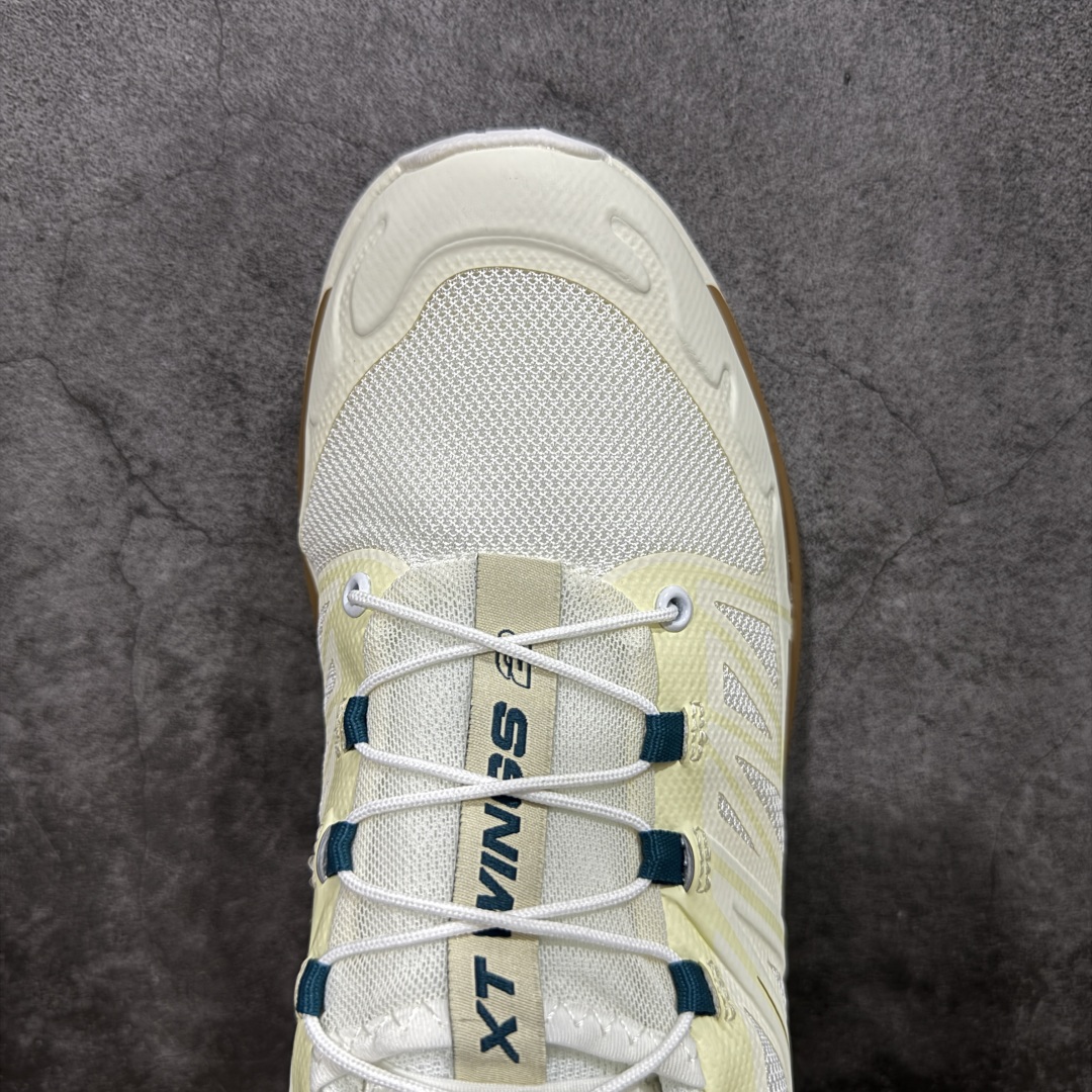 图片[5]-【莞产版本】SALOMON萨洛蒙 XT-Wings 2 Advanced 户外舒适百搭 网布织物减震防滑耐磨透气 低帮跑步鞋灰 XT-Wings 2采用了萨洛蒙独有的技术，不仅保证了鞋子的耐磨性，还让你在户外探险中保持通风透气，让双脚始终保持清爽舒适。无论是徒步旅行、登山探险还是日常穿搭，它都能为你提供稳定的支撑和舒适的穿着体验！ 低帮设计，有效减轻脚部负担，提供更灵活的穿着感受。无论是在崎岖不平的山路上还是在城市街头漫步，XT-Wings 2都能帮助你自如地驰骋，释放内心对自然的向往！SALOMON﻿萨洛蒙 XT-Wings 2绝对是一款不可错过的户外功能鞋！让它成为你户外探险路上的得力伙伴，让你在每一次冒险中都能感受到自由与激情的碰撞！ 尺码：36-46含半码-选品中心