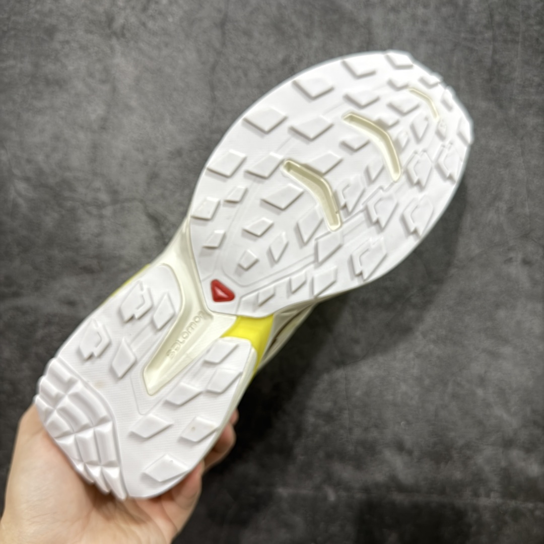 图片[9]-【莞产版本】SALOMON萨洛蒙 XT-Wings 2 Advanced 户外舒适百搭 网布织物减震防滑耐磨透气 低帮跑步鞋灰 XT-Wings 2采用了萨洛蒙独有的技术，不仅保证了鞋子的耐磨性，还让你在户外探险中保持通风透气，让双脚始终保持清爽舒适。无论是徒步旅行、登山探险还是日常穿搭，它都能为你提供稳定的支撑和舒适的穿着体验！ 低帮设计，有效减轻脚部负担，提供更灵活的穿着感受。无论是在崎岖不平的山路上还是在城市街头漫步，XT-Wings 2都能帮助你自如地驰骋，释放内心对自然的向往！SALOMON﻿萨洛蒙 XT-Wings 2绝对是一款不可错过的户外功能鞋！让它成为你户外探险路上的得力伙伴，让你在每一次冒险中都能感受到自由与激情的碰撞！ 尺码：36-46含半码-选品中心