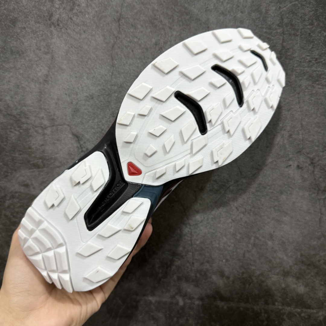 图片[9]-【莞产版本】SALOMON萨洛蒙 XT-Wings 2 Advanced 户外舒适百搭 网布织物减震防滑耐磨透气 低帮跑步鞋灰 XT-Wings 2采用了萨洛蒙独有的技术，不仅保证了鞋子的耐磨性，还让你在户外探险中保持通风透气，让双脚始终保持清爽舒适。无论是徒步旅行、登山探险还是日常穿搭，它都能为你提供稳定的支撑和舒适的穿着体验！ 低帮设计，有效减轻脚部负担，提供更灵活的穿着感受。无论是在崎岖不平的山路上还是在城市街头漫步，XT-Wings 2都能帮助你自如地驰骋，释放内心对自然的向往！SALOMON﻿萨洛蒙 XT-Wings 2绝对是一款不可错过的户外功能鞋！让它成为你户外探险路上的得力伙伴，让你在每一次冒险中都能感受到自由与激情的碰撞！ 尺码：36-46含半码-选品中心