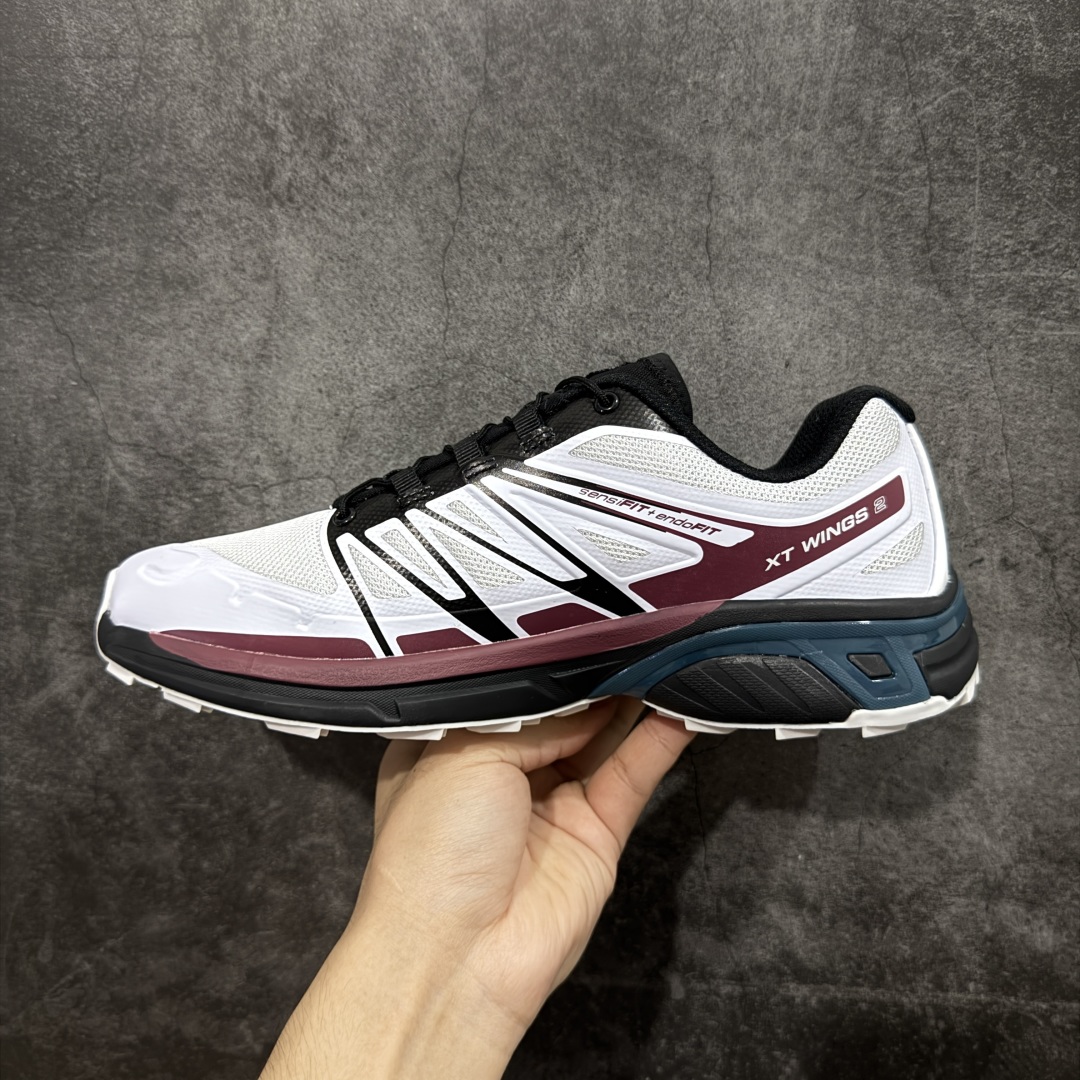 图片[2]-【莞产版本】SALOMON萨洛蒙 XT-Wings 2 Advanced 户外舒适百搭 网布织物减震防滑耐磨透气 低帮跑步鞋灰 XT-Wings 2采用了萨洛蒙独有的技术，不仅保证了鞋子的耐磨性，还让你在户外探险中保持通风透气，让双脚始终保持清爽舒适。无论是徒步旅行、登山探险还是日常穿搭，它都能为你提供稳定的支撑和舒适的穿着体验！ 低帮设计，有效减轻脚部负担，提供更灵活的穿着感受。无论是在崎岖不平的山路上还是在城市街头漫步，XT-Wings 2都能帮助你自如地驰骋，释放内心对自然的向往！SALOMON﻿萨洛蒙 XT-Wings 2绝对是一款不可错过的户外功能鞋！让它成为你户外探险路上的得力伙伴，让你在每一次冒险中都能感受到自由与激情的碰撞！ 尺码：36-46含半码-选品中心