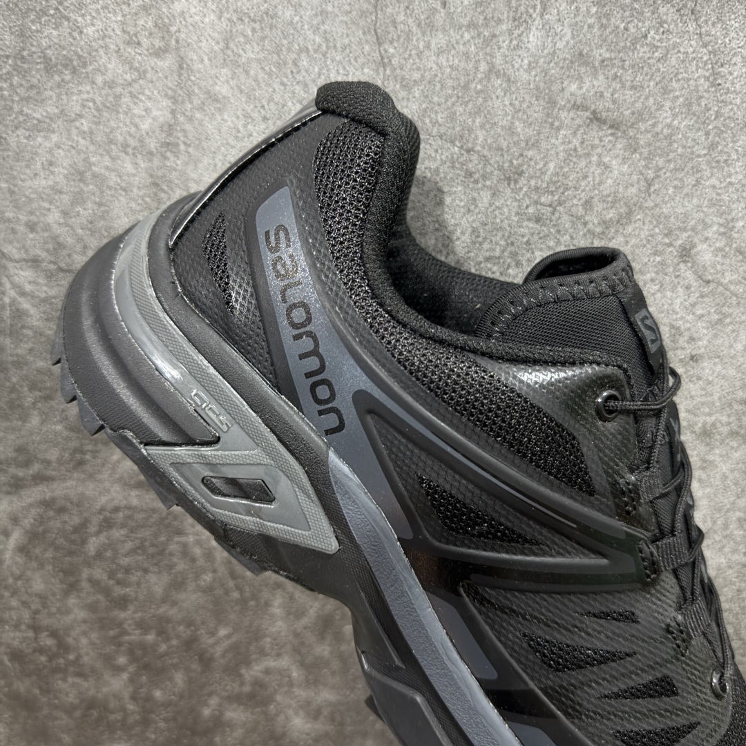 图片[7]-【莞产版本】SALOMON萨洛蒙 XT-Wings 2 Advanced 户外舒适百搭 网布织物减震防滑耐磨透气 低帮跑步鞋灰 XT-Wings 2采用了萨洛蒙独有的技术，不仅保证了鞋子的耐磨性，还让你在户外探险中保持通风透气，让双脚始终保持清爽舒适。无论是徒步旅行、登山探险还是日常穿搭，它都能为你提供稳定的支撑和舒适的穿着体验！ 低帮设计，有效减轻脚部负担，提供更灵活的穿着感受。无论是在崎岖不平的山路上还是在城市街头漫步，XT-Wings 2都能帮助你自如地驰骋，释放内心对自然的向往！SALOMON﻿萨洛蒙 XT-Wings 2绝对是一款不可错过的户外功能鞋！让它成为你户外探险路上的得力伙伴，让你在每一次冒险中都能感受到自由与激情的碰撞！ 尺码：36-46含半码-选品中心