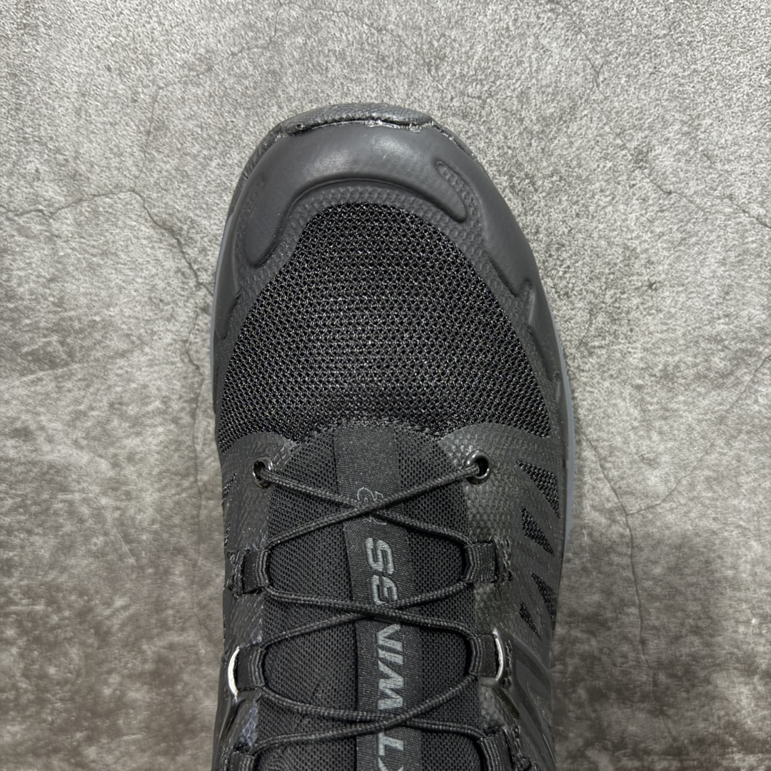 图片[5]-【莞产版本】SALOMON萨洛蒙 XT-Wings 2 Advanced 户外舒适百搭 网布织物减震防滑耐磨透气 低帮跑步鞋灰 XT-Wings 2采用了萨洛蒙独有的技术，不仅保证了鞋子的耐磨性，还让你在户外探险中保持通风透气，让双脚始终保持清爽舒适。无论是徒步旅行、登山探险还是日常穿搭，它都能为你提供稳定的支撑和舒适的穿着体验！ 低帮设计，有效减轻脚部负担，提供更灵活的穿着感受。无论是在崎岖不平的山路上还是在城市街头漫步，XT-Wings 2都能帮助你自如地驰骋，释放内心对自然的向往！SALOMON﻿萨洛蒙 XT-Wings 2绝对是一款不可错过的户外功能鞋！让它成为你户外探险路上的得力伙伴，让你在每一次冒险中都能感受到自由与激情的碰撞！ 尺码：36-46含半码-选品中心