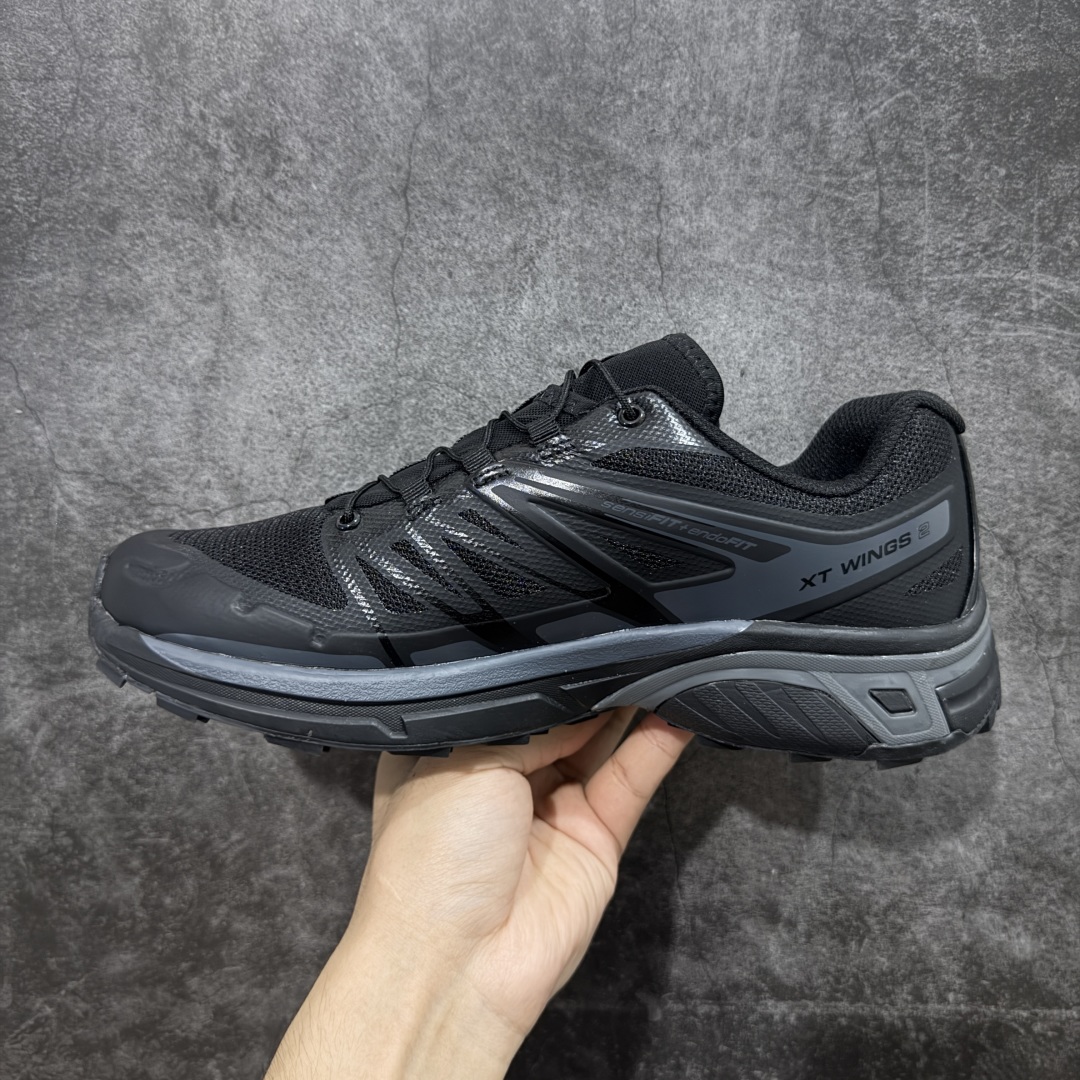图片[2]-【莞产版本】SALOMON萨洛蒙 XT-Wings 2 Advanced 户外舒适百搭 网布织物减震防滑耐磨透气 低帮跑步鞋灰 XT-Wings 2采用了萨洛蒙独有的技术，不仅保证了鞋子的耐磨性，还让你在户外探险中保持通风透气，让双脚始终保持清爽舒适。无论是徒步旅行、登山探险还是日常穿搭，它都能为你提供稳定的支撑和舒适的穿着体验！ 低帮设计，有效减轻脚部负担，提供更灵活的穿着感受。无论是在崎岖不平的山路上还是在城市街头漫步，XT-Wings 2都能帮助你自如地驰骋，释放内心对自然的向往！SALOMON﻿萨洛蒙 XT-Wings 2绝对是一款不可错过的户外功能鞋！让它成为你户外探险路上的得力伙伴，让你在每一次冒险中都能感受到自由与激情的碰撞！ 尺码：36-46含半码-选品中心