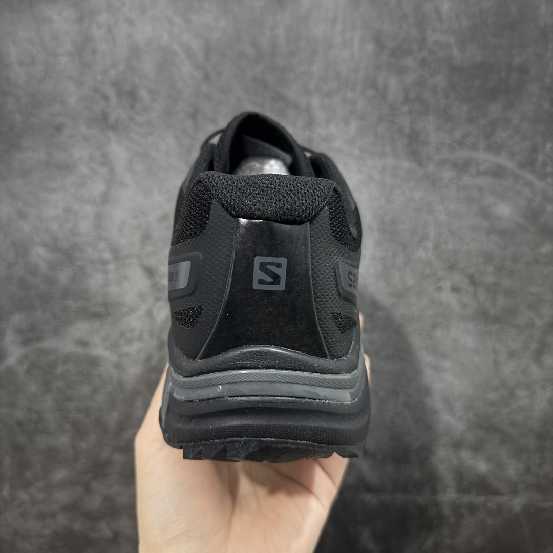 图片[4]-【莞产版本】SALOMON萨洛蒙 XT-Wings 2 Advanced 户外舒适百搭 网布织物减震防滑耐磨透气 低帮跑步鞋灰 XT-Wings 2采用了萨洛蒙独有的技术，不仅保证了鞋子的耐磨性，还让你在户外探险中保持通风透气，让双脚始终保持清爽舒适。无论是徒步旅行、登山探险还是日常穿搭，它都能为你提供稳定的支撑和舒适的穿着体验！ 低帮设计，有效减轻脚部负担，提供更灵活的穿着感受。无论是在崎岖不平的山路上还是在城市街头漫步，XT-Wings 2都能帮助你自如地驰骋，释放内心对自然的向往！SALOMON﻿萨洛蒙 XT-Wings 2绝对是一款不可错过的户外功能鞋！让它成为你户外探险路上的得力伙伴，让你在每一次冒险中都能感受到自由与激情的碰撞！ 尺码：36-46含半码-选品中心