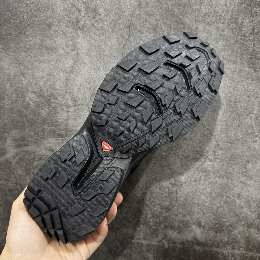 图片[9]-【莞产版本】SALOMON萨洛蒙 XT-Wings 2 Advanced 户外舒适百搭 网布织物减震防滑耐磨透气 低帮跑步鞋灰 XT-Wings 2采用了萨洛蒙独有的技术，不仅保证了鞋子的耐磨性，还让你在户外探险中保持通风透气，让双脚始终保持清爽舒适。无论是徒步旅行、登山探险还是日常穿搭，它都能为你提供稳定的支撑和舒适的穿着体验！ 低帮设计，有效减轻脚部负担，提供更灵活的穿着感受。无论是在崎岖不平的山路上还是在城市街头漫步，XT-Wings 2都能帮助你自如地驰骋，释放内心对自然的向往！SALOMON﻿萨洛蒙 XT-Wings 2绝对是一款不可错过的户外功能鞋！让它成为你户外探险路上的得力伙伴，让你在每一次冒险中都能感受到自由与激情的碰撞！ 尺码：36-46含半码-选品中心