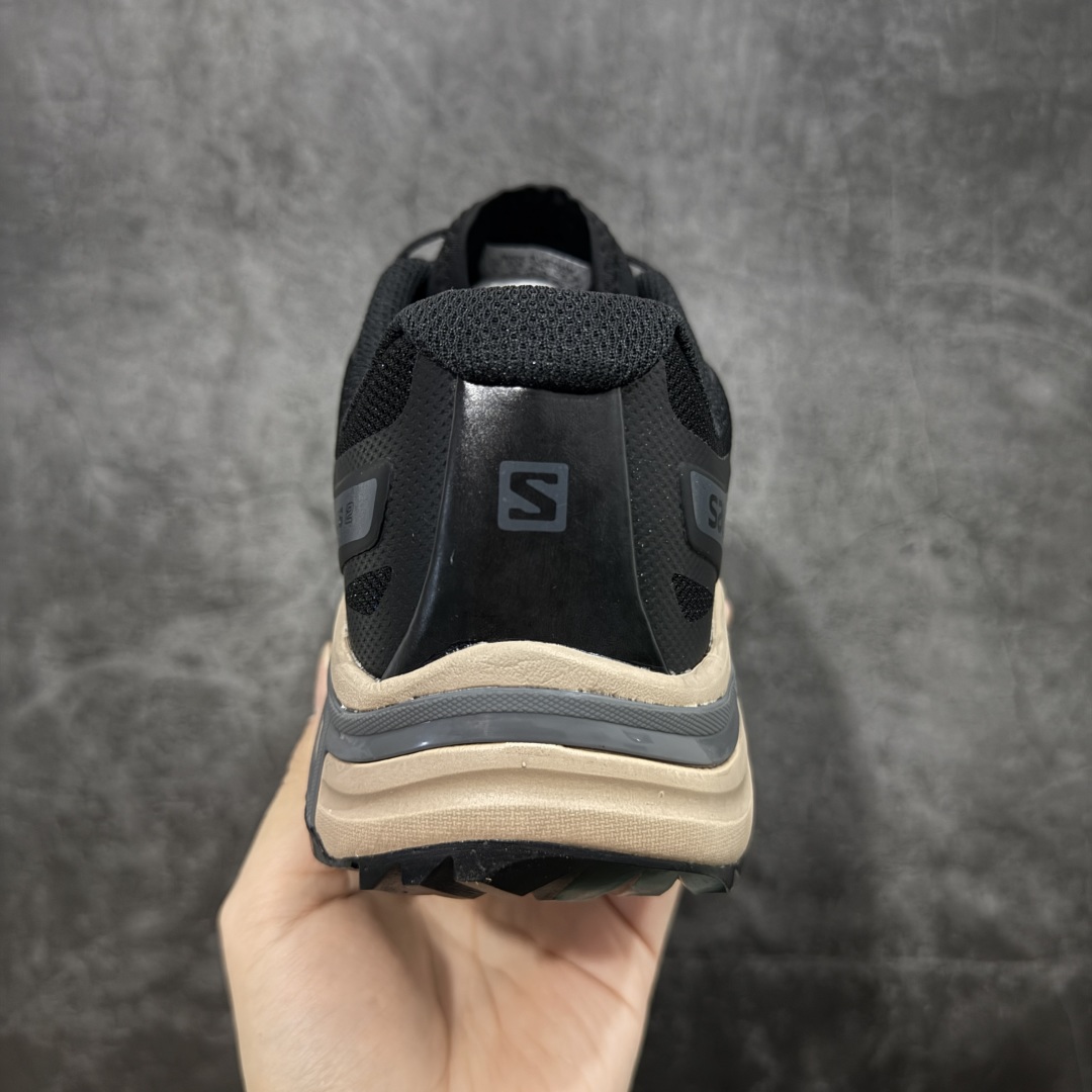 图片[4]-【莞产版本】SALOMON萨洛蒙 XT-Wings 2 Advanced 户外舒适百搭 网布织物减震防滑耐磨透气 低帮跑步鞋灰 XT-Wings 2采用了萨洛蒙独有的技术，不仅保证了鞋子的耐磨性，还让你在户外探险中保持通风透气，让双脚始终保持清爽舒适。无论是徒步旅行、登山探险还是日常穿搭，它都能为你提供稳定的支撑和舒适的穿着体验！ 低帮设计，有效减轻脚部负担，提供更灵活的穿着感受。无论是在崎岖不平的山路上还是在城市街头漫步，XT-Wings 2都能帮助你自如地驰骋，释放内心对自然的向往！SALOMON﻿萨洛蒙 XT-Wings 2绝对是一款不可错过的户外功能鞋！让它成为你户外探险路上的得力伙伴，让你在每一次冒险中都能感受到自由与激情的碰撞！ 尺码：36-46含半码-选品中心