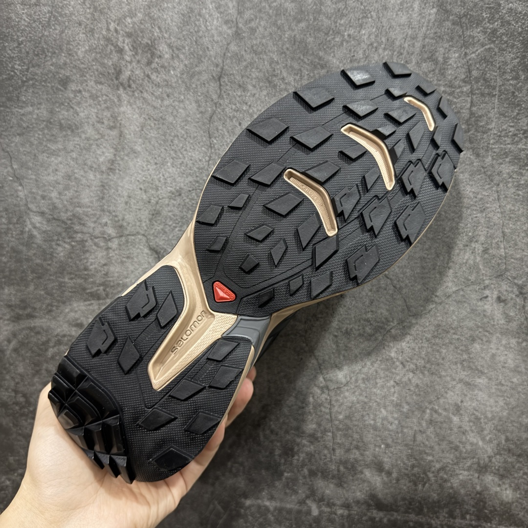 图片[9]-【莞产版本】SALOMON萨洛蒙 XT-Wings 2 Advanced 户外舒适百搭 网布织物减震防滑耐磨透气 低帮跑步鞋灰 XT-Wings 2采用了萨洛蒙独有的技术，不仅保证了鞋子的耐磨性，还让你在户外探险中保持通风透气，让双脚始终保持清爽舒适。无论是徒步旅行、登山探险还是日常穿搭，它都能为你提供稳定的支撑和舒适的穿着体验！ 低帮设计，有效减轻脚部负担，提供更灵活的穿着感受。无论是在崎岖不平的山路上还是在城市街头漫步，XT-Wings 2都能帮助你自如地驰骋，释放内心对自然的向往！SALOMON﻿萨洛蒙 XT-Wings 2绝对是一款不可错过的户外功能鞋！让它成为你户外探险路上的得力伙伴，让你在每一次冒险中都能感受到自由与激情的碰撞！ 尺码：36-46含半码-选品中心