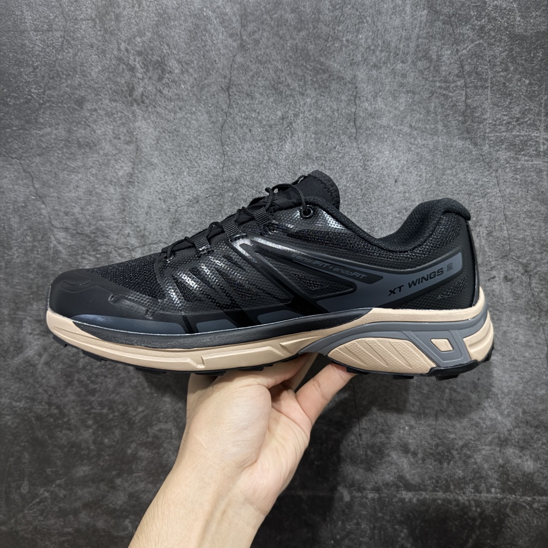 图片[2]-【莞产版本】SALOMON萨洛蒙 XT-Wings 2 Advanced 户外舒适百搭 网布织物减震防滑耐磨透气 低帮跑步鞋灰 XT-Wings 2采用了萨洛蒙独有的技术，不仅保证了鞋子的耐磨性，还让你在户外探险中保持通风透气，让双脚始终保持清爽舒适。无论是徒步旅行、登山探险还是日常穿搭，它都能为你提供稳定的支撑和舒适的穿着体验！ 低帮设计，有效减轻脚部负担，提供更灵活的穿着感受。无论是在崎岖不平的山路上还是在城市街头漫步，XT-Wings 2都能帮助你自如地驰骋，释放内心对自然的向往！SALOMON﻿萨洛蒙 XT-Wings 2绝对是一款不可错过的户外功能鞋！让它成为你户外探险路上的得力伙伴，让你在每一次冒险中都能感受到自由与激情的碰撞！ 尺码：36-46含半码-选品中心