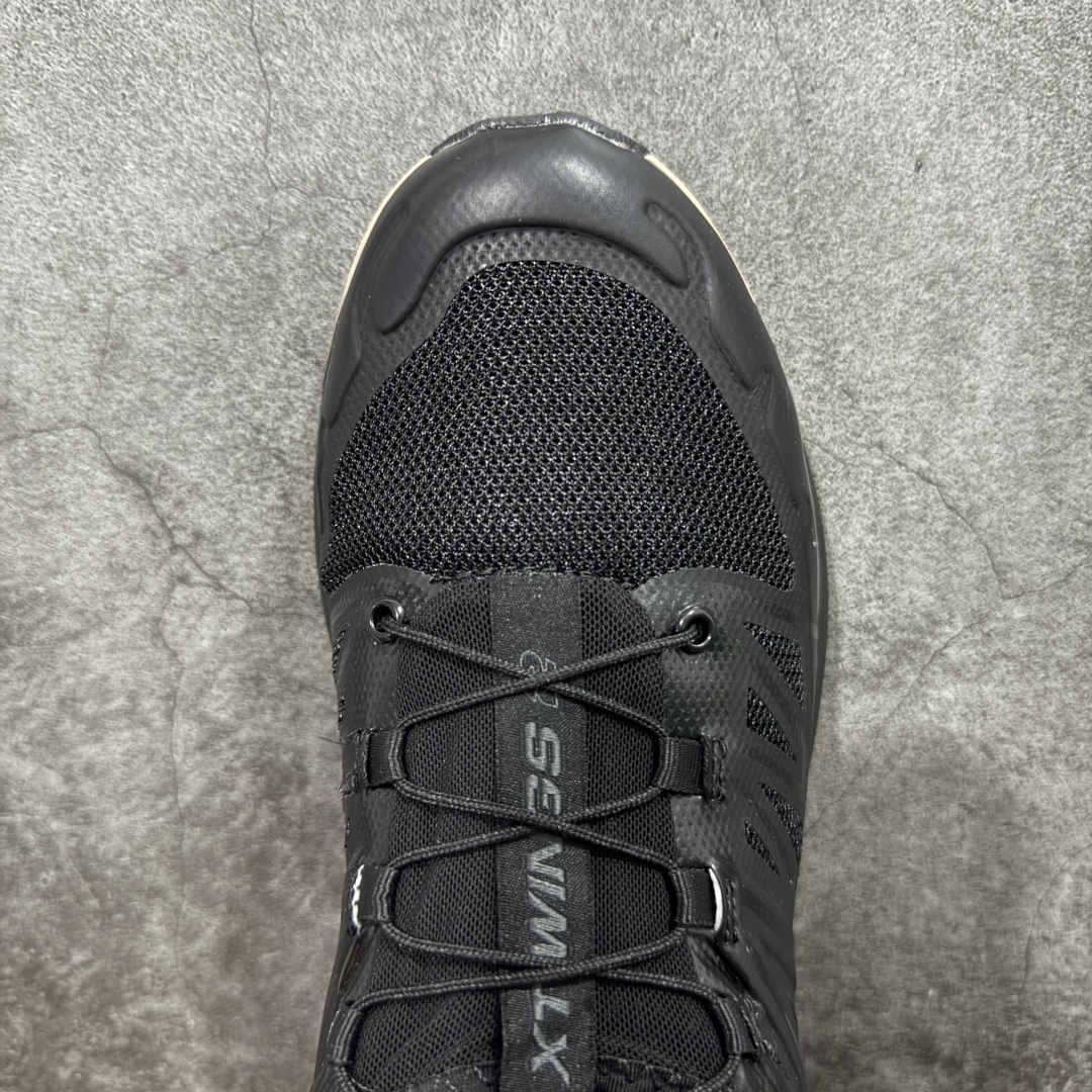 图片[5]-【莞产版本】SALOMON萨洛蒙 XT-Wings 2 Advanced 户外舒适百搭 网布织物减震防滑耐磨透气 低帮跑步鞋灰 XT-Wings 2采用了萨洛蒙独有的技术，不仅保证了鞋子的耐磨性，还让你在户外探险中保持通风透气，让双脚始终保持清爽舒适。无论是徒步旅行、登山探险还是日常穿搭，它都能为你提供稳定的支撑和舒适的穿着体验！ 低帮设计，有效减轻脚部负担，提供更灵活的穿着感受。无论是在崎岖不平的山路上还是在城市街头漫步，XT-Wings 2都能帮助你自如地驰骋，释放内心对自然的向往！SALOMON﻿萨洛蒙 XT-Wings 2绝对是一款不可错过的户外功能鞋！让它成为你户外探险路上的得力伙伴，让你在每一次冒险中都能感受到自由与激情的碰撞！ 尺码：36-46含半码-选品中心