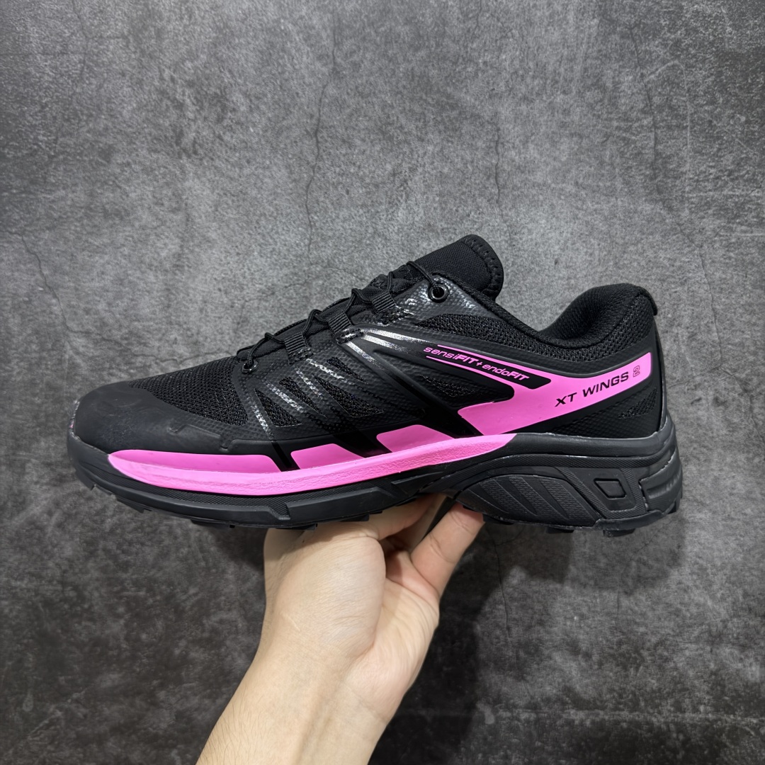 图片[2]-【莞产版本】SALOMON萨洛蒙 XT-Wings 2 Advanced 户外舒适百搭 网布织物减震防滑耐磨透气 低帮跑步鞋 XT-Wings 2采用了萨洛蒙独有的技术，不仅保证了鞋子的耐磨性，还让你在户外探险中保持通风透气，让双脚始终保持清爽舒适。无论是徒步旅行、登山探险还是日常穿搭，它都能为你提供稳定的支撑和舒适的穿着体验！ 低帮设计，有效减轻脚部负担，提供更灵活的穿着感受。无论是在崎岖不平的山路上还是在城市街头漫步，XT-Wings 2都能帮助你自如地驰骋，释放内心对自然的向往！SALOMON﻿萨洛蒙 XT-Wings 2绝对是一款不可错过的户外功能鞋！让它成为你户外探险路上的得力伙伴，让你在每一次冒险中都能感受到自由与激情的碰撞！ 尺码：36-46含半码-选品中心