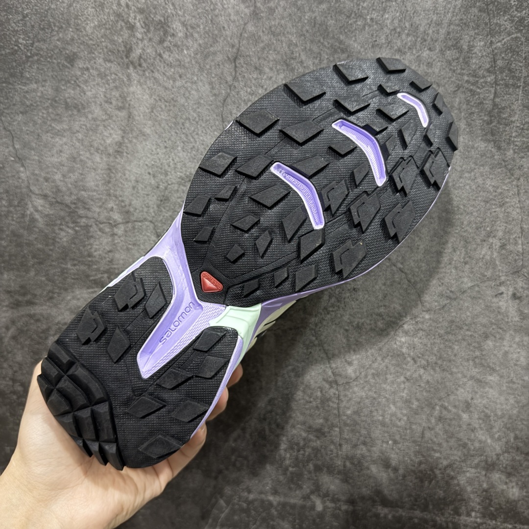 图片[9]-【莞产版本】SALOMON萨洛蒙 XT-Wings 2 Advanced 户外舒适百搭 网布织物减震防滑耐磨透气 低帮跑步鞋 XT-Wings 2采用了萨洛蒙独有的技术，不仅保证了鞋子的耐磨性，还让你在户外探险中保持通风透气，让双脚始终保持清爽舒适。无论是徒步旅行、登山探险还是日常穿搭，它都能为你提供稳定的支撑和舒适的穿着体验！ 低帮设计，有效减轻脚部负担，提供更灵活的穿着感受。无论是在崎岖不平的山路上还是在城市街头漫步，XT-Wings 2都能帮助你自如地驰骋，释放内心对自然的向往！SALOMON﻿萨洛蒙 XT-Wings 2绝对是一款不可错过的户外功能鞋！让它成为你户外探险路上的得力伙伴，让你在每一次冒险中都能感受到自由与激情的碰撞！ 尺码：36-46含半码-选品中心