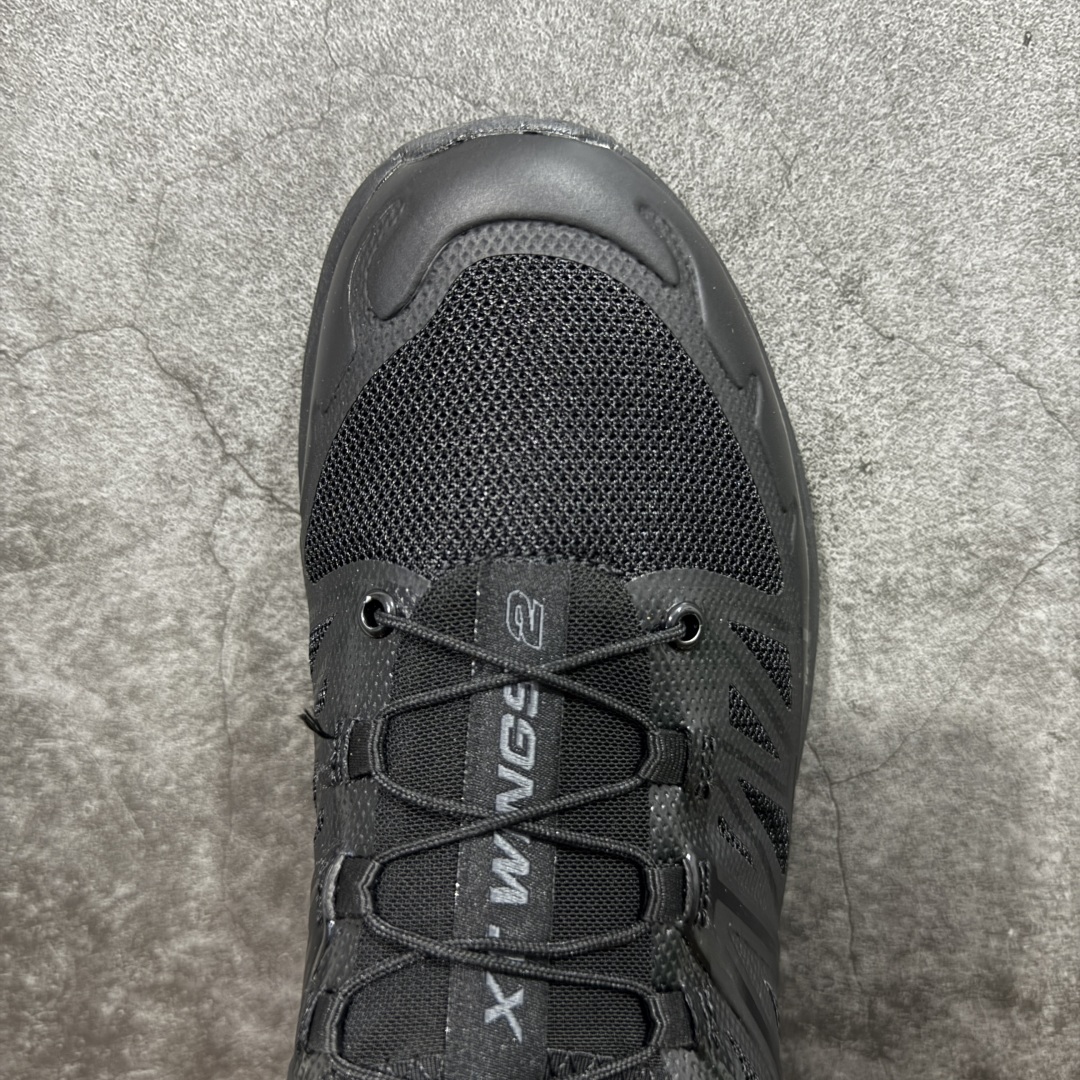 图片[5]-【莞产版本】SALOMON萨洛蒙 XT-Wings 2 Advanced 户外舒适百搭 网布织物减震防滑耐磨透气 低帮跑步鞋 XT-Wings 2采用了萨洛蒙独有的技术，不仅保证了鞋子的耐磨性，还让你在户外探险中保持通风透气，让双脚始终保持清爽舒适。无论是徒步旅行、登山探险还是日常穿搭，它都能为你提供稳定的支撑和舒适的穿着体验！ 低帮设计，有效减轻脚部负担，提供更灵活的穿着感受。无论是在崎岖不平的山路上还是在城市街头漫步，XT-Wings 2都能帮助你自如地驰骋，释放内心对自然的向往！SALOMON﻿萨洛蒙 XT-Wings 2绝对是一款不可错过的户外功能鞋！让它成为你户外探险路上的得力伙伴，让你在每一次冒险中都能感受到自由与激情的碰撞！ 尺码：36-46含半码-选品中心