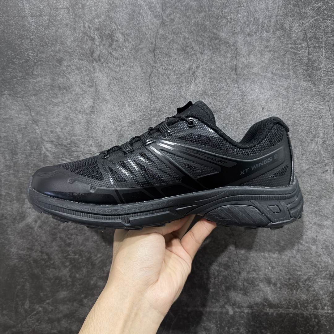 图片[2]-【莞产版本】SALOMON萨洛蒙 XT-Wings 2 Advanced 户外舒适百搭 网布织物减震防滑耐磨透气 低帮跑步鞋 XT-Wings 2采用了萨洛蒙独有的技术，不仅保证了鞋子的耐磨性，还让你在户外探险中保持通风透气，让双脚始终保持清爽舒适。无论是徒步旅行、登山探险还是日常穿搭，它都能为你提供稳定的支撑和舒适的穿着体验！ 低帮设计，有效减轻脚部负担，提供更灵活的穿着感受。无论是在崎岖不平的山路上还是在城市街头漫步，XT-Wings 2都能帮助你自如地驰骋，释放内心对自然的向往！SALOMON﻿萨洛蒙 XT-Wings 2绝对是一款不可错过的户外功能鞋！让它成为你户外探险路上的得力伙伴，让你在每一次冒险中都能感受到自由与激情的碰撞！ 尺码：36-46含半码-选品中心