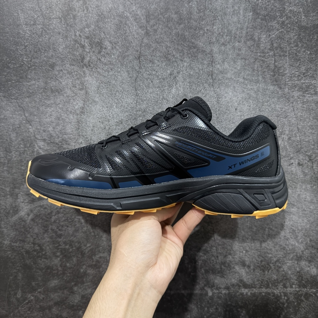 图片[2]-【莞产版本】SALOMON萨洛蒙 XT-Wings 2 Advanced 户外舒适百搭 网布织物减震防滑耐磨透气 低帮跑步鞋 XT-Wings 2采用了萨洛蒙独有的技术，不仅保证了鞋子的耐磨性，还让你在户外探险中保持通风透气，让双脚始终保持清爽舒适。无论是徒步旅行、登山探险还是日常穿搭，它都能为你提供稳定的支撑和舒适的穿着体验！ 低帮设计，有效减轻脚部负担，提供更灵活的穿着感受。无论是在崎岖不平的山路上还是在城市街头漫步，XT-Wings 2都能帮助你自如地驰骋，释放内心对自然的向往！SALOMON﻿萨洛蒙 XT-Wings 2绝对是一款不可错过的户外功能鞋！让它成为你户外探险路上的得力伙伴，让你在每一次冒险中都能感受到自由与激情的碰撞！ 尺码：36-46含半码-选品中心