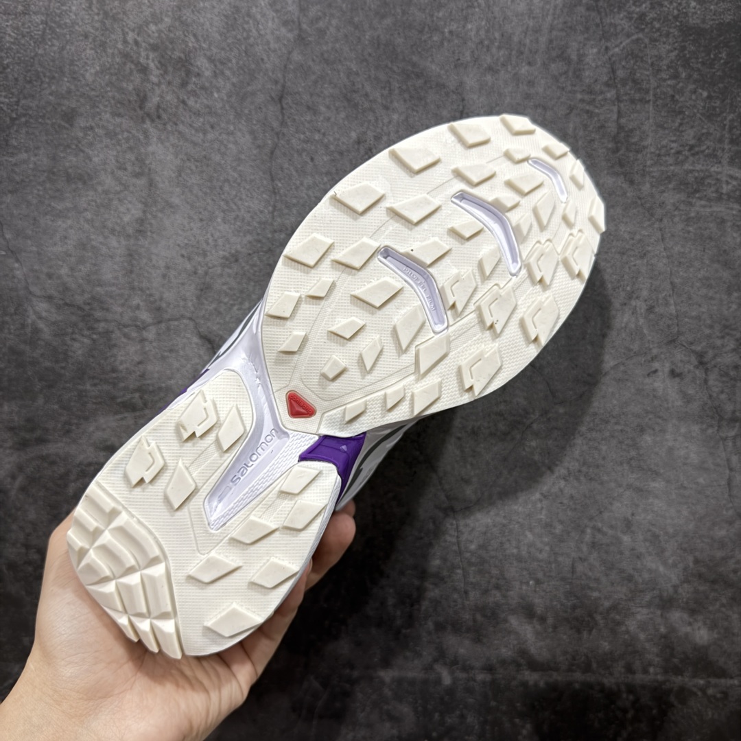 图片[9]-【莞产版本】SALOMON萨洛蒙 XT-Wings 2 Advanced 户外舒适百搭 网布织物减震防滑耐磨透气 低帮跑步鞋 XT-Wings 2采用了萨洛蒙独有的技术，不仅保证了鞋子的耐磨性，还让你在户外探险中保持通风透气，让双脚始终保持清爽舒适。无论是徒步旅行、登山探险还是日常穿搭，它都能为你提供稳定的支撑和舒适的穿着体验！ 低帮设计，有效减轻脚部负担，提供更灵活的穿着感受。无论是在崎岖不平的山路上还是在城市街头漫步，XT-Wings 2都能帮助你自如地驰骋，释放内心对自然的向往！SALOMON﻿萨洛蒙 XT-Wings 2绝对是一款不可错过的户外功能鞋！让它成为你户外探险路上的得力伙伴，让你在每一次冒险中都能感受到自由与激情的碰撞！ 尺码：36-46含半码-选品中心