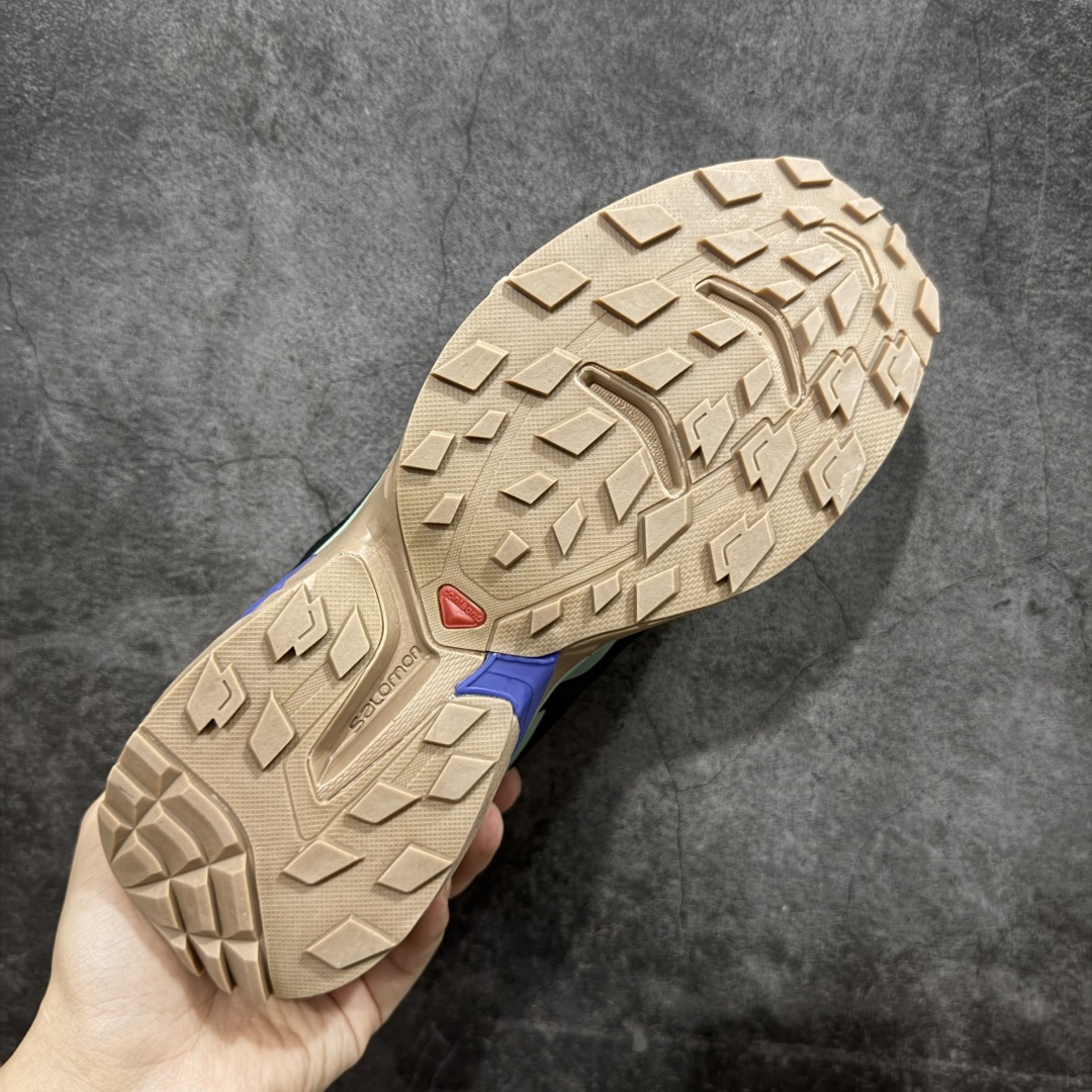 图片[9]-【莞产版本】SALOMON萨洛蒙 XT-Wings 2 Advanced 户外舒适百搭 网布织物减震防滑耐磨透气 低帮跑步鞋 XT-Wings 2采用了萨洛蒙独有的技术，不仅保证了鞋子的耐磨性，还让你在户外探险中保持通风透气，让双脚始终保持清爽舒适。无论是徒步旅行、登山探险还是日常穿搭，它都能为你提供稳定的支撑和舒适的穿着体验！ 低帮设计，有效减轻脚部负担，提供更灵活的穿着感受。无论是在崎岖不平的山路上还是在城市街头漫步，XT-Wings 2都能帮助你自如地驰骋，释放内心对自然的向往！SALOMON﻿萨洛蒙 XT-Wings 2绝对是一款不可错过的户外功能鞋！让它成为你户外探险路上的得力伙伴，让你在每一次冒险中都能感受到自由与激情的碰撞！ 尺码：36-46含半码-选品中心