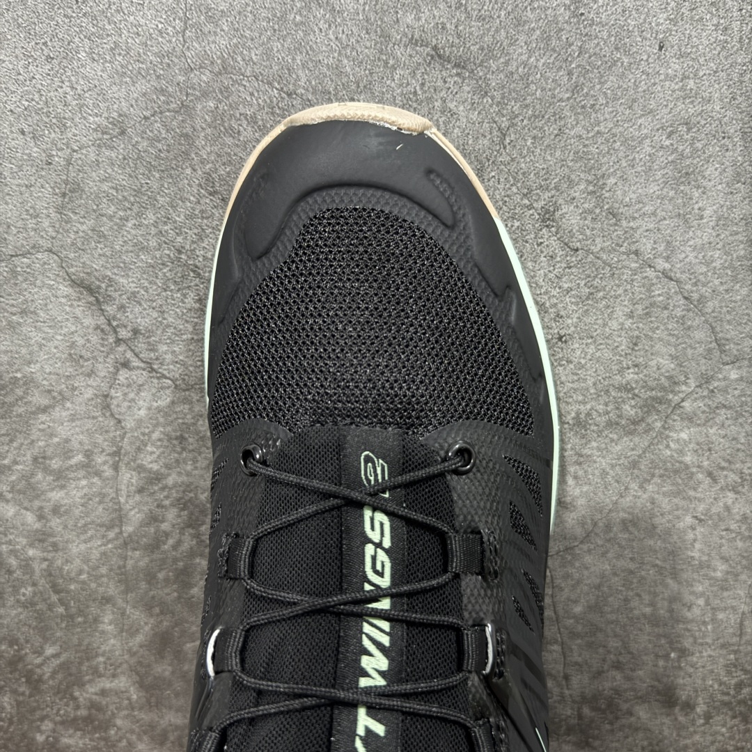 图片[5]-【莞产版本】SALOMON萨洛蒙 XT-Wings 2 Advanced 户外舒适百搭 网布织物减震防滑耐磨透气 低帮跑步鞋 XT-Wings 2采用了萨洛蒙独有的技术，不仅保证了鞋子的耐磨性，还让你在户外探险中保持通风透气，让双脚始终保持清爽舒适。无论是徒步旅行、登山探险还是日常穿搭，它都能为你提供稳定的支撑和舒适的穿着体验！ 低帮设计，有效减轻脚部负担，提供更灵活的穿着感受。无论是在崎岖不平的山路上还是在城市街头漫步，XT-Wings 2都能帮助你自如地驰骋，释放内心对自然的向往！SALOMON﻿萨洛蒙 XT-Wings 2绝对是一款不可错过的户外功能鞋！让它成为你户外探险路上的得力伙伴，让你在每一次冒险中都能感受到自由与激情的碰撞！ 尺码：36-46含半码-选品中心