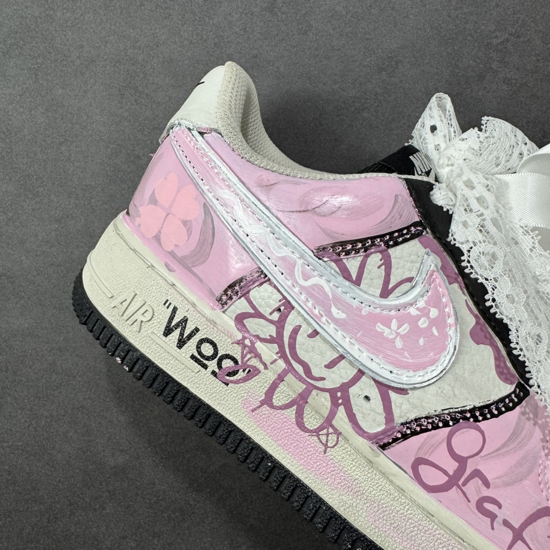 图片[6]-【定制版】Nike W Air Force 1 “Sweet Cool Powder Recipe” 手绘涂鸦“甜酷粉调”空军一号 低帮休闲运动板鞋 粉调为主的色彩基底，是少女心的温柔注脚，却因街头涂鸦的随性笔触、“Woo”字样的潮酷点缀，瞬间打破甜腻，注入不羁灵魂。蕾丝蝴蝶结与涂鸦线条交织，四叶草元素暗藏浪漫，“Graffiti”字样直白宣告态度——它是甜妹的叛逆伪装，更是酷女孩的温柔彩蛋，在粉与酷的碰撞中，演绎独一份的潮流甜酷美学 货号：ZG8800-811 尺码：36-45 编码：HXSA310320-选品中心