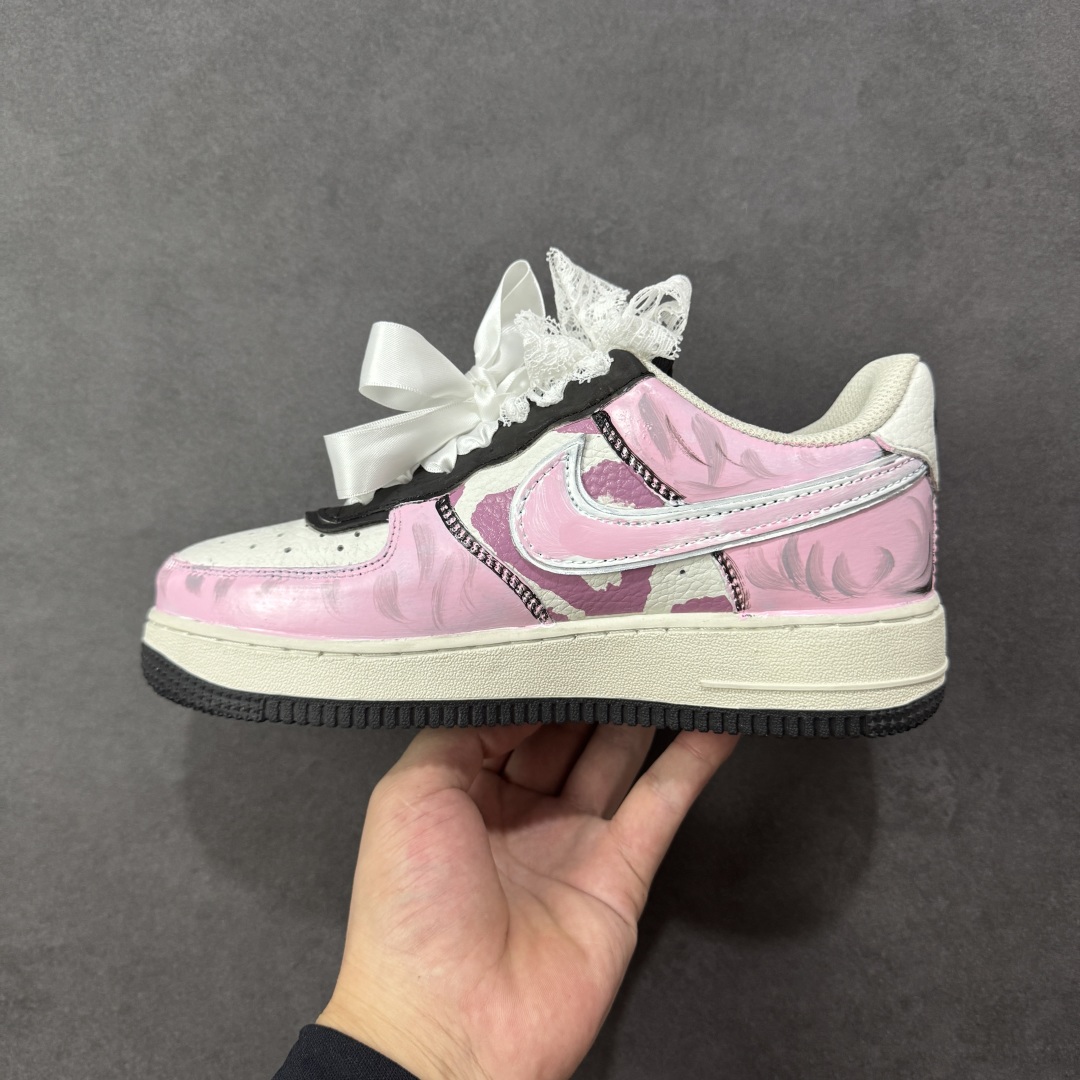 图片[2]-【定制版】Nike W Air Force 1 “Sweet Cool Powder Recipe” 手绘涂鸦“甜酷粉调”空军一号 低帮休闲运动板鞋 粉调为主的色彩基底，是少女心的温柔注脚，却因街头涂鸦的随性笔触、“Woo”字样的潮酷点缀，瞬间打破甜腻，注入不羁灵魂。蕾丝蝴蝶结与涂鸦线条交织，四叶草元素暗藏浪漫，“Graffiti”字样直白宣告态度——它是甜妹的叛逆伪装，更是酷女孩的温柔彩蛋，在粉与酷的碰撞中，演绎独一份的潮流甜酷美学 货号：ZG8800-811 尺码：36-45 编码：HXSA310320-选品中心