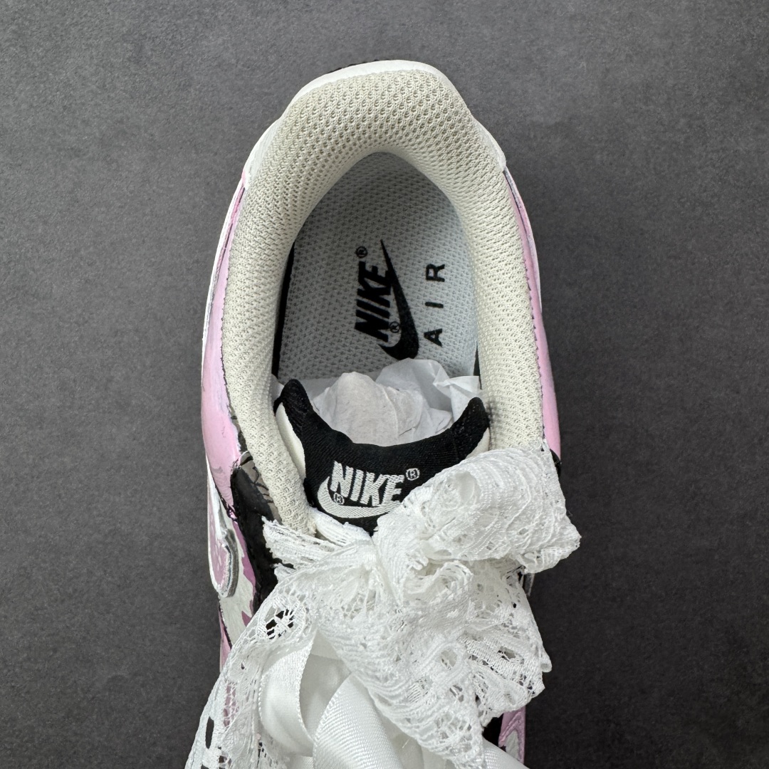 图片[7]-【定制版】Nike W Air Force 1 “Sweet Cool Powder Recipe” 手绘涂鸦“甜酷粉调”空军一号 低帮休闲运动板鞋 粉调为主的色彩基底，是少女心的温柔注脚，却因街头涂鸦的随性笔触、“Woo”字样的潮酷点缀，瞬间打破甜腻，注入不羁灵魂。蕾丝蝴蝶结与涂鸦线条交织，四叶草元素暗藏浪漫，“Graffiti”字样直白宣告态度——它是甜妹的叛逆伪装，更是酷女孩的温柔彩蛋，在粉与酷的碰撞中，演绎独一份的潮流甜酷美学 货号：ZG8800-811 尺码：36-45 编码：HXSA310320-选品中心