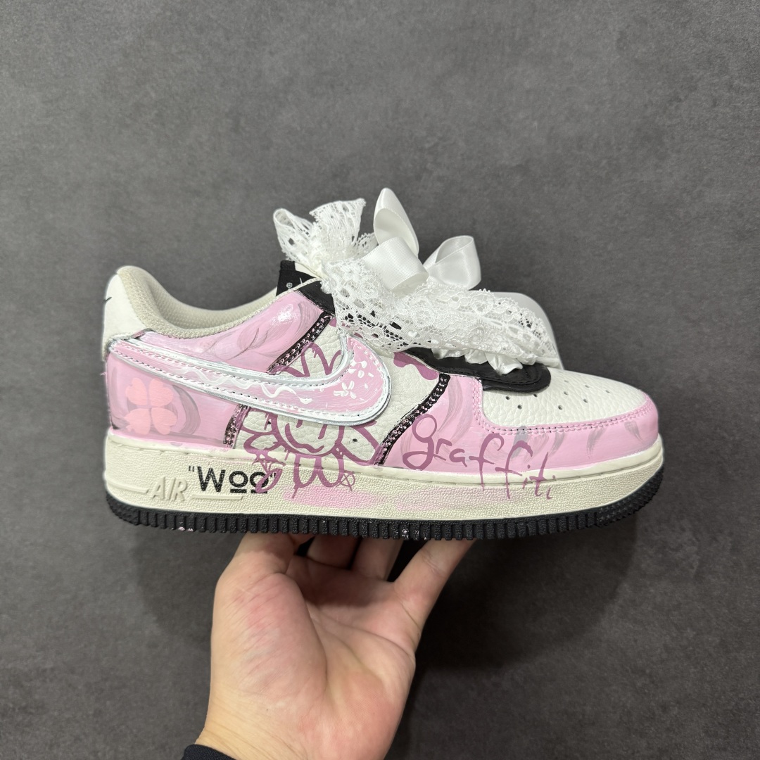 【定制版】Nike W Air Force 1 “Sweet Cool Powder Recipe” 手绘涂鸦“甜酷粉调”空军一号 低帮休闲运动板鞋 粉调为主的色彩基底,是少女心的温柔注脚,却因街头涂鸦的随性笔触、“Woo”字样的潮酷点缀,瞬间打破甜腻,注入不羁灵魂。蕾丝蝴蝶结与涂鸦线条交织,四叶草元素暗藏浪漫,“Graffiti”字样直白宣告态度——它是甜妹的叛逆伪装,更是酷女孩的温柔彩蛋,在粉与酷的碰撞中,演绎独一份的潮流甜酷美学 货号:ZG8800-811 尺码:36-45 编码:HXSA310320-选品中心