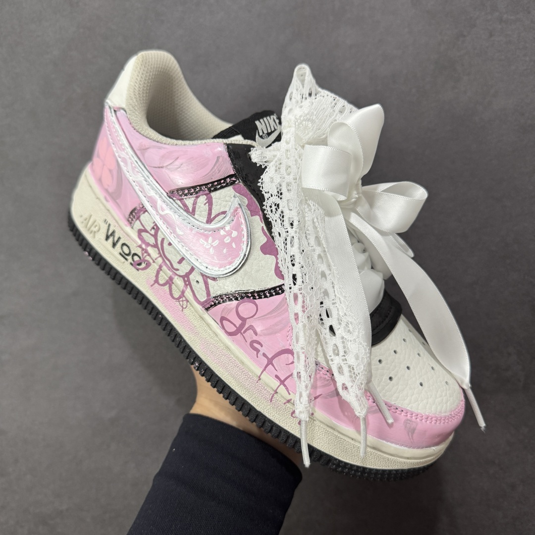 图片[3]-【定制版】Nike W Air Force 1 “Sweet Cool Powder Recipe” 手绘涂鸦“甜酷粉调”空军一号 低帮休闲运动板鞋 粉调为主的色彩基底，是少女心的温柔注脚，却因街头涂鸦的随性笔触、“Woo”字样的潮酷点缀，瞬间打破甜腻，注入不羁灵魂。蕾丝蝴蝶结与涂鸦线条交织，四叶草元素暗藏浪漫，“Graffiti”字样直白宣告态度——它是甜妹的叛逆伪装，更是酷女孩的温柔彩蛋，在粉与酷的碰撞中，演绎独一份的潮流甜酷美学 货号：ZG8800-811 尺码：36-45 编码：HXSA310320-选品中心