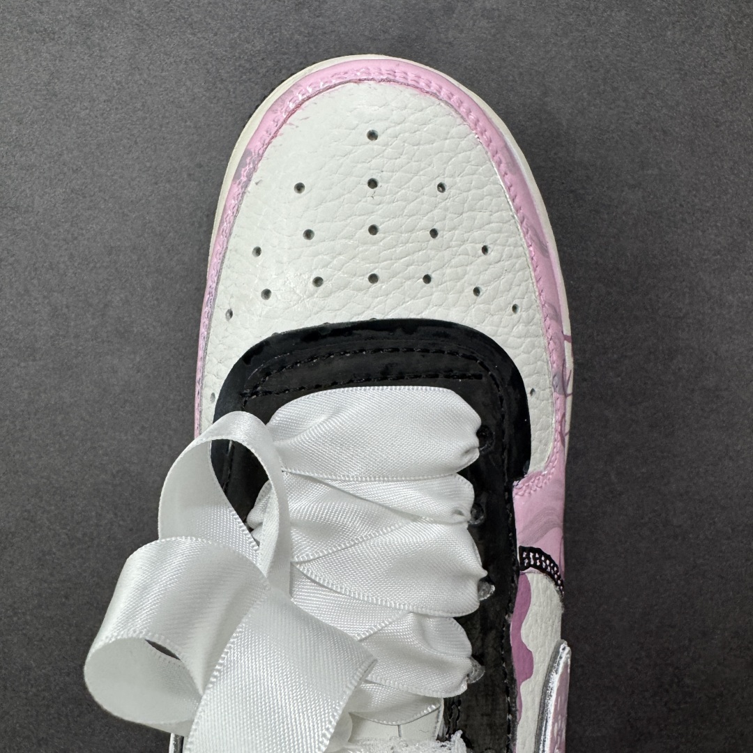 图片[8]-【定制版】Nike W Air Force 1 “Sweet Cool Powder Recipe” 手绘涂鸦“甜酷粉调”空军一号 低帮休闲运动板鞋 粉调为主的色彩基底，是少女心的温柔注脚，却因街头涂鸦的随性笔触、“Woo”字样的潮酷点缀，瞬间打破甜腻，注入不羁灵魂。蕾丝蝴蝶结与涂鸦线条交织，四叶草元素暗藏浪漫，“Graffiti”字样直白宣告态度——它是甜妹的叛逆伪装，更是酷女孩的温柔彩蛋，在粉与酷的碰撞中，演绎独一份的潮流甜酷美学 货号：ZG8800-811 尺码：36-45 编码：HXSA310320-选品中心