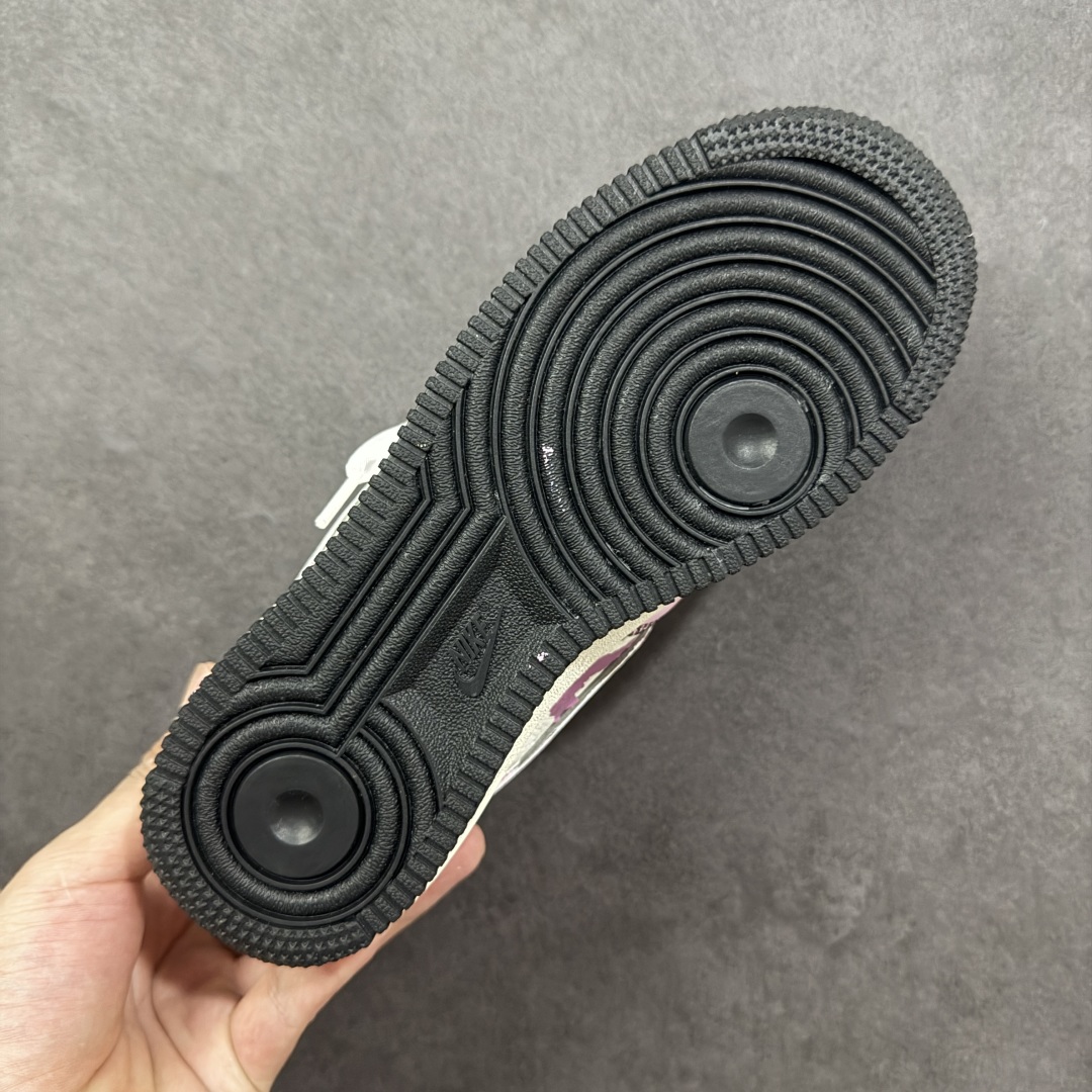 图片[9]-【定制版】Nike W Air Force 1 “Sweet Cool Powder Recipe” 手绘涂鸦“甜酷粉调”空军一号 低帮休闲运动板鞋 粉调为主的色彩基底，是少女心的温柔注脚，却因街头涂鸦的随性笔触、“Woo”字样的潮酷点缀，瞬间打破甜腻，注入不羁灵魂。蕾丝蝴蝶结与涂鸦线条交织，四叶草元素暗藏浪漫，“Graffiti”字样直白宣告态度——它是甜妹的叛逆伪装，更是酷女孩的温柔彩蛋，在粉与酷的碰撞中，演绎独一份的潮流甜酷美学 货号：ZG8800-811 尺码：36-45 编码：HXSA310320-选品中心