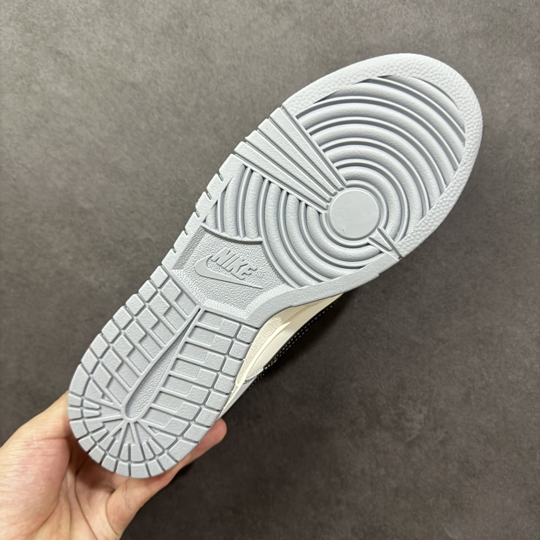 图片[9]-【YC纯原】NK Dunk Low 星霾 BB0528-109 此款整体轮廓秉承Dunk经典血脉，以米白鞋面模拟破晓时分的洁净天光，高级灰调复刻坠入晨雾的星痕，仿佛将黎明前未散尽的雾气与夜空的深邃蓝调混合，呈现出高级而静谧的质感，黑色Swoosh采用质感荔枝纹路勾勒，如一道划过天际的流星轨迹，于纯净白昼，捕获星尘余烬。定制系列天花板 无原鞋不开发 全系列得物原鞋一比一校对开发 配色持续更新中 终端对接 优势输出 全套原厂楦头原纸板数据档案倾力打造 原汁原味莞产 极致还原 圈内最强针车工艺 高端零售指定版 广东原厂配套原盒原标 鞋盒分三个尺码段 原厂冲刀 超高清洁度 全鞋零毛边皮料切割 采用原厂百宏鞋带以及原厂百宏织唛舌标 内标可供原厂几率过验 进口原装条纹中底布 四线拉帮白色点胶 原厂拉帮手法遵循公司 原厂电绣 极致还原   尺码：40 40.5 41 42 42.5 43 44 44.5 45 46 编码：HXSB330340-选品中心
