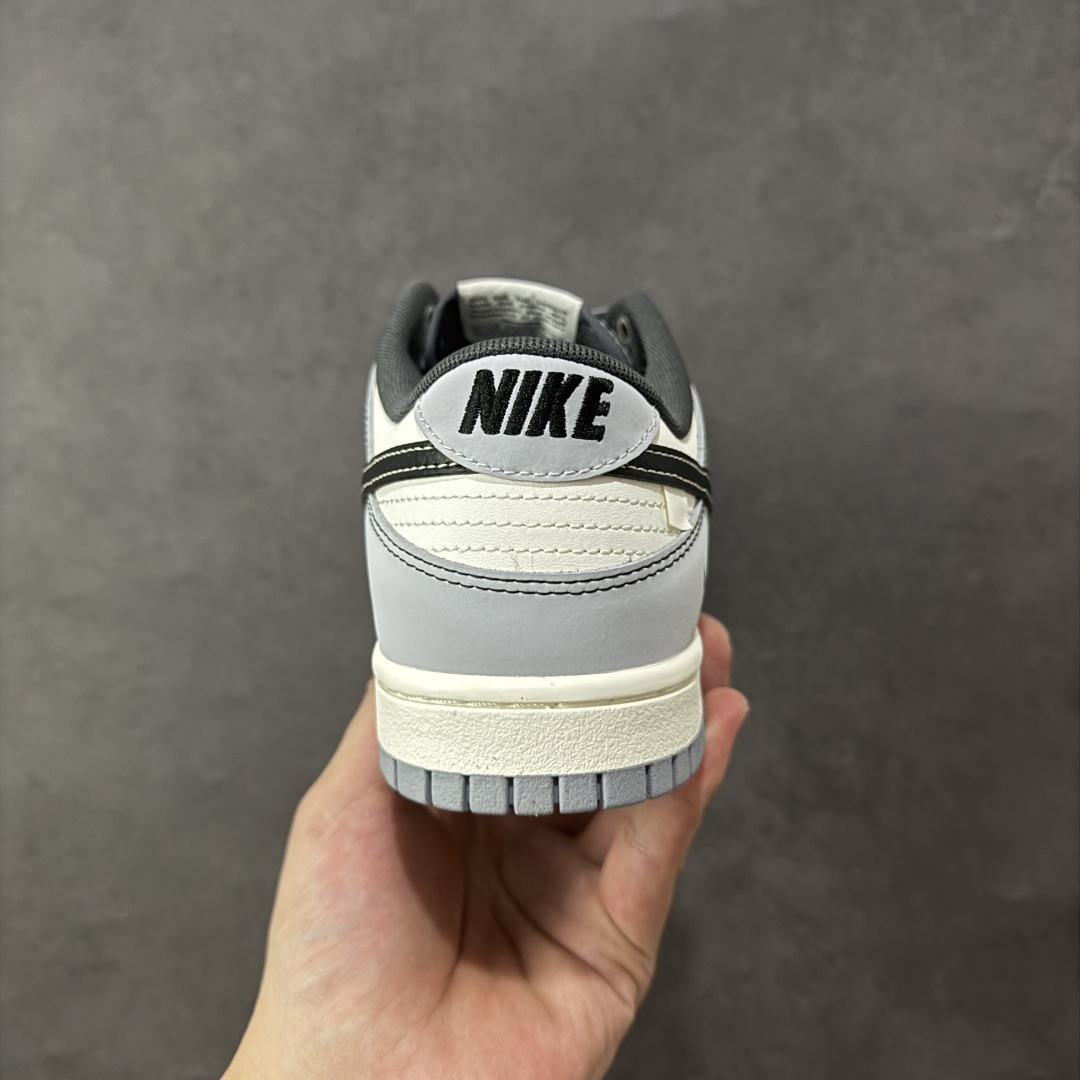 图片[4]-【YC纯原】NK Dunk Low 星霾 BB0528-109 此款整体轮廓秉承Dunk经典血脉，以米白鞋面模拟破晓时分的洁净天光，高级灰调复刻坠入晨雾的星痕，仿佛将黎明前未散尽的雾气与夜空的深邃蓝调混合，呈现出高级而静谧的质感，黑色Swoosh采用质感荔枝纹路勾勒，如一道划过天际的流星轨迹，于纯净白昼，捕获星尘余烬。定制系列天花板 无原鞋不开发 全系列得物原鞋一比一校对开发 配色持续更新中 终端对接 优势输出 全套原厂楦头原纸板数据档案倾力打造 原汁原味莞产 极致还原 圈内最强针车工艺 高端零售指定版 广东原厂配套原盒原标 鞋盒分三个尺码段 原厂冲刀 超高清洁度 全鞋零毛边皮料切割 采用原厂百宏鞋带以及原厂百宏织唛舌标 内标可供原厂几率过验 进口原装条纹中底布 四线拉帮白色点胶 原厂拉帮手法遵循公司 原厂电绣 极致还原   尺码：40 40.5 41 42 42.5 43 44 44.5 45 46 编码：HXSB330340-选品中心