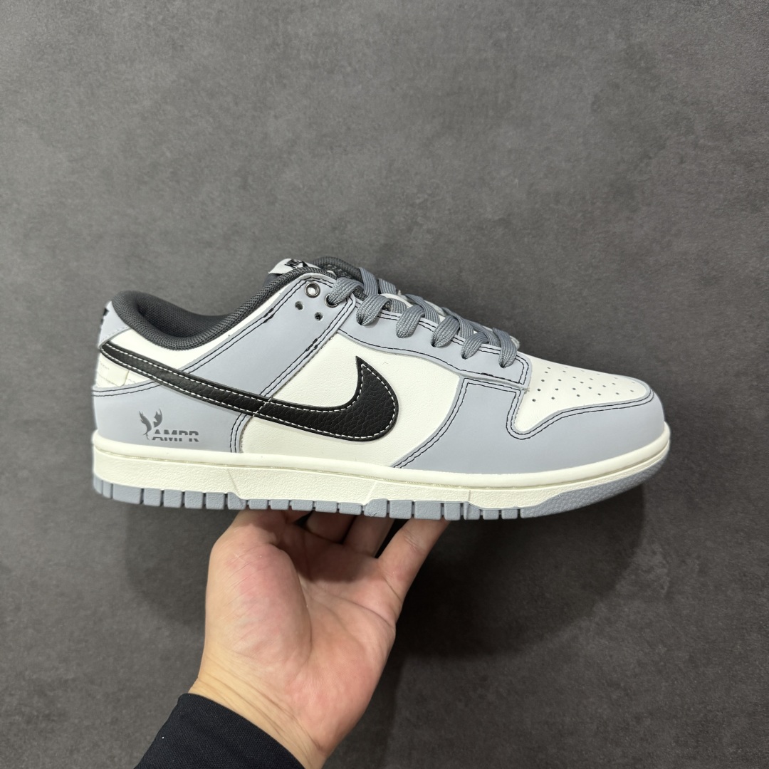 【YC纯原】NK Dunk Low 星霾 BB0528-109 此款整体轮廓秉承Dunk经典血脉,以米白鞋面模拟破晓时分的洁净天光,高级灰调复刻坠入晨雾的星痕,仿佛将黎明前未散尽的雾气与夜空的深邃蓝调混合,呈现出高级而静谧的质感,黑色Swoosh采用质感荔枝纹路勾勒,如一道划过天际的流星轨迹,于纯净白昼,捕获星尘余烬。定制系列天花板 无原鞋不开发 全系列得物原鞋一比一校对开发 配色持续更新中 终端对接 优势输出 全套原厂楦头原纸板数据档案倾力打造 原汁原味莞产 极致还原 圈内最强针车工艺 高端零售指定版 广东原厂配套原盒原标 鞋盒分三个尺码段 原厂冲刀 超高清洁度 全鞋零毛边皮料切割 采用原厂百宏鞋带以及原厂百宏织唛舌标 内标可供原厂几率过验 进口原装条纹中底布 四线拉帮白色点胶 原厂拉帮手法遵循公司 原厂电绣 极致还原   尺码:40 40.5 41 42 42.5 43 44 44.5 45 46 编码:HXSB330340-选品中心