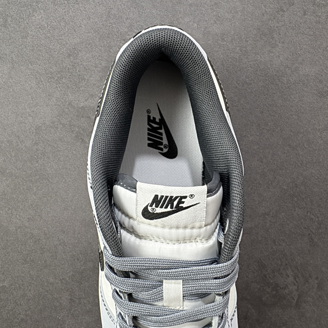 图片[7]-【YC纯原】NK Dunk Low 星霾 BB0528-109 此款整体轮廓秉承Dunk经典血脉，以米白鞋面模拟破晓时分的洁净天光，高级灰调复刻坠入晨雾的星痕，仿佛将黎明前未散尽的雾气与夜空的深邃蓝调混合，呈现出高级而静谧的质感，黑色Swoosh采用质感荔枝纹路勾勒，如一道划过天际的流星轨迹，于纯净白昼，捕获星尘余烬。定制系列天花板 无原鞋不开发 全系列得物原鞋一比一校对开发 配色持续更新中 终端对接 优势输出 全套原厂楦头原纸板数据档案倾力打造 原汁原味莞产 极致还原 圈内最强针车工艺 高端零售指定版 广东原厂配套原盒原标 鞋盒分三个尺码段 原厂冲刀 超高清洁度 全鞋零毛边皮料切割 采用原厂百宏鞋带以及原厂百宏织唛舌标 内标可供原厂几率过验 进口原装条纹中底布 四线拉帮白色点胶 原厂拉帮手法遵循公司 原厂电绣 极致还原   尺码：40 40.5 41 42 42.5 43 44 44.5 45 46 编码：HXSB330340-选品中心