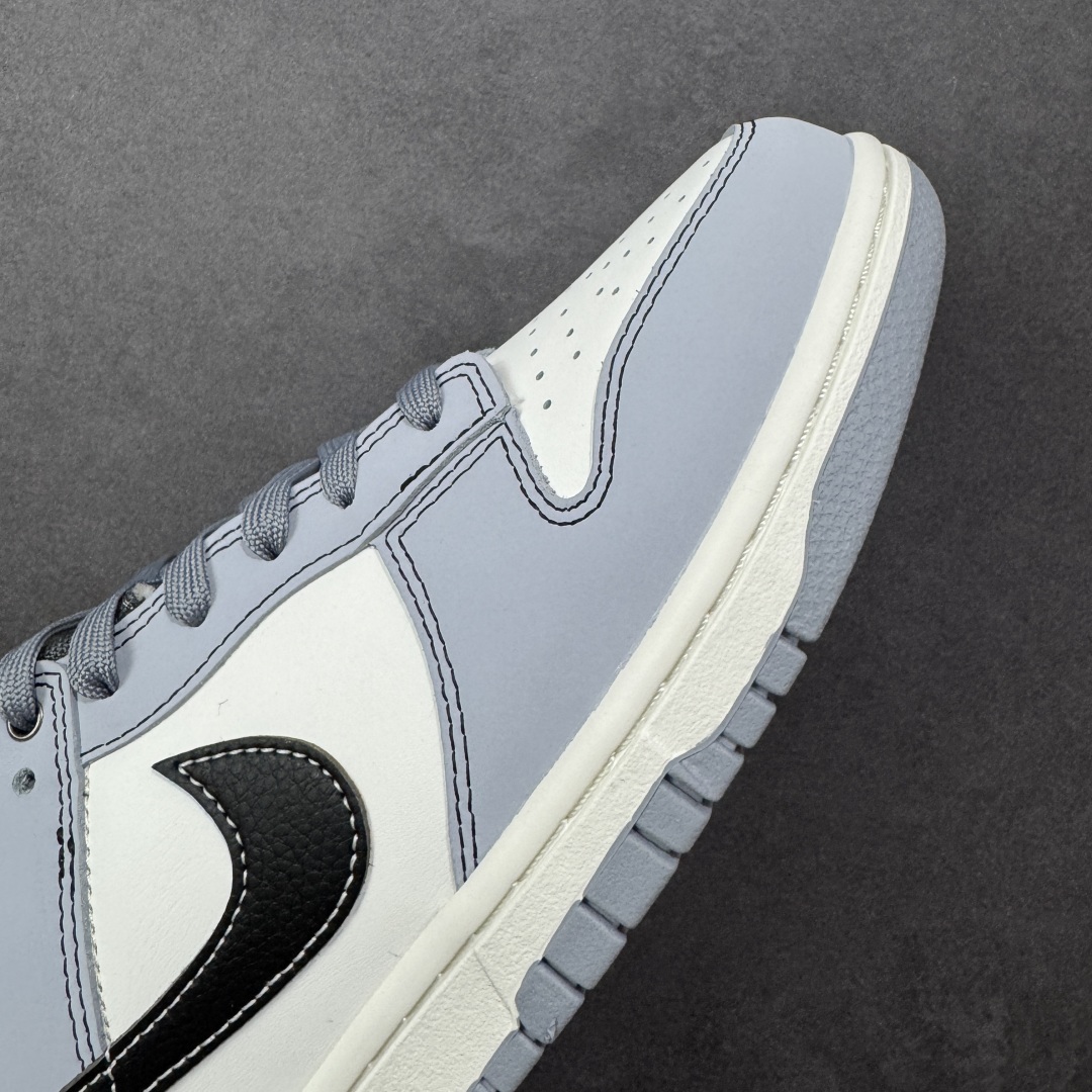 图片[5]-【YC纯原】NK Dunk Low 星霾 BB0528-109 此款整体轮廓秉承Dunk经典血脉，以米白鞋面模拟破晓时分的洁净天光，高级灰调复刻坠入晨雾的星痕，仿佛将黎明前未散尽的雾气与夜空的深邃蓝调混合，呈现出高级而静谧的质感，黑色Swoosh采用质感荔枝纹路勾勒，如一道划过天际的流星轨迹，于纯净白昼，捕获星尘余烬。定制系列天花板 无原鞋不开发 全系列得物原鞋一比一校对开发 配色持续更新中 终端对接 优势输出 全套原厂楦头原纸板数据档案倾力打造 原汁原味莞产 极致还原 圈内最强针车工艺 高端零售指定版 广东原厂配套原盒原标 鞋盒分三个尺码段 原厂冲刀 超高清洁度 全鞋零毛边皮料切割 采用原厂百宏鞋带以及原厂百宏织唛舌标 内标可供原厂几率过验 进口原装条纹中底布 四线拉帮白色点胶 原厂拉帮手法遵循公司 原厂电绣 极致还原   尺码：40 40.5 41 42 42.5 43 44 44.5 45 46 编码：HXSB330340-选品中心