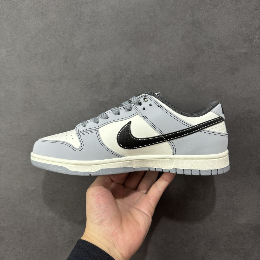 图片[2]-【YC纯原】NK Dunk Low 星霾 BB0528-109 此款整体轮廓秉承Dunk经典血脉，以米白鞋面模拟破晓时分的洁净天光，高级灰调复刻坠入晨雾的星痕，仿佛将黎明前未散尽的雾气与夜空的深邃蓝调混合，呈现出高级而静谧的质感，黑色Swoosh采用质感荔枝纹路勾勒，如一道划过天际的流星轨迹，于纯净白昼，捕获星尘余烬。定制系列天花板 无原鞋不开发 全系列得物原鞋一比一校对开发 配色持续更新中 终端对接 优势输出 全套原厂楦头原纸板数据档案倾力打造 原汁原味莞产 极致还原 圈内最强针车工艺 高端零售指定版 广东原厂配套原盒原标 鞋盒分三个尺码段 原厂冲刀 超高清洁度 全鞋零毛边皮料切割 采用原厂百宏鞋带以及原厂百宏织唛舌标 内标可供原厂几率过验 进口原装条纹中底布 四线拉帮白色点胶 原厂拉帮手法遵循公司 原厂电绣 极致还原   尺码：40 40.5 41 42 42.5 43 44 44.5 45 46 编码：HXSB330340-选品中心