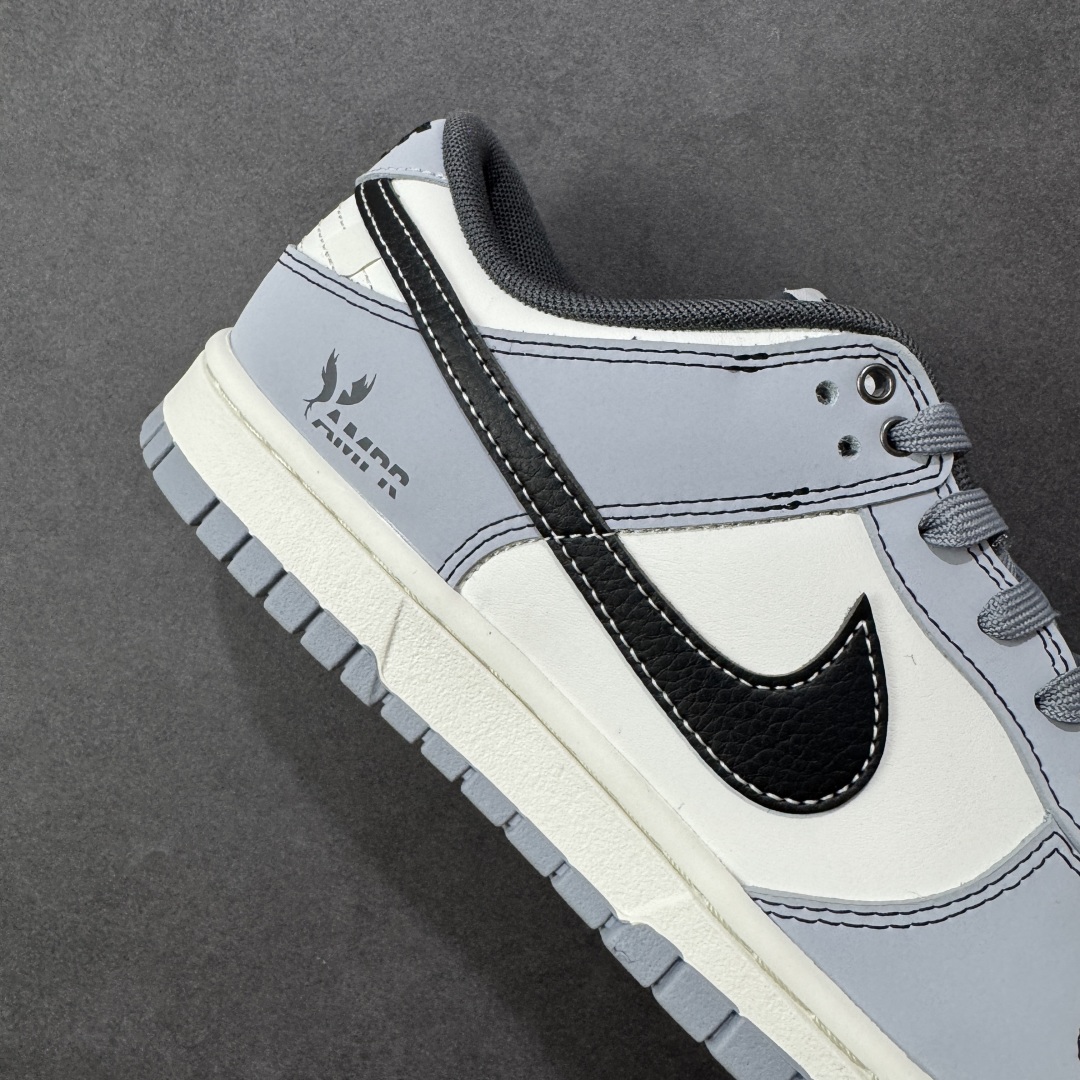 图片[6]-【YC纯原】NK Dunk Low 星霾 BB0528-109 此款整体轮廓秉承Dunk经典血脉，以米白鞋面模拟破晓时分的洁净天光，高级灰调复刻坠入晨雾的星痕，仿佛将黎明前未散尽的雾气与夜空的深邃蓝调混合，呈现出高级而静谧的质感，黑色Swoosh采用质感荔枝纹路勾勒，如一道划过天际的流星轨迹，于纯净白昼，捕获星尘余烬。定制系列天花板 无原鞋不开发 全系列得物原鞋一比一校对开发 配色持续更新中 终端对接 优势输出 全套原厂楦头原纸板数据档案倾力打造 原汁原味莞产 极致还原 圈内最强针车工艺 高端零售指定版 广东原厂配套原盒原标 鞋盒分三个尺码段 原厂冲刀 超高清洁度 全鞋零毛边皮料切割 采用原厂百宏鞋带以及原厂百宏织唛舌标 内标可供原厂几率过验 进口原装条纹中底布 四线拉帮白色点胶 原厂拉帮手法遵循公司 原厂电绣 极致还原   尺码：40 40.5 41 42 42.5 43 44 44.5 45 46 编码：HXSB330340-选品中心