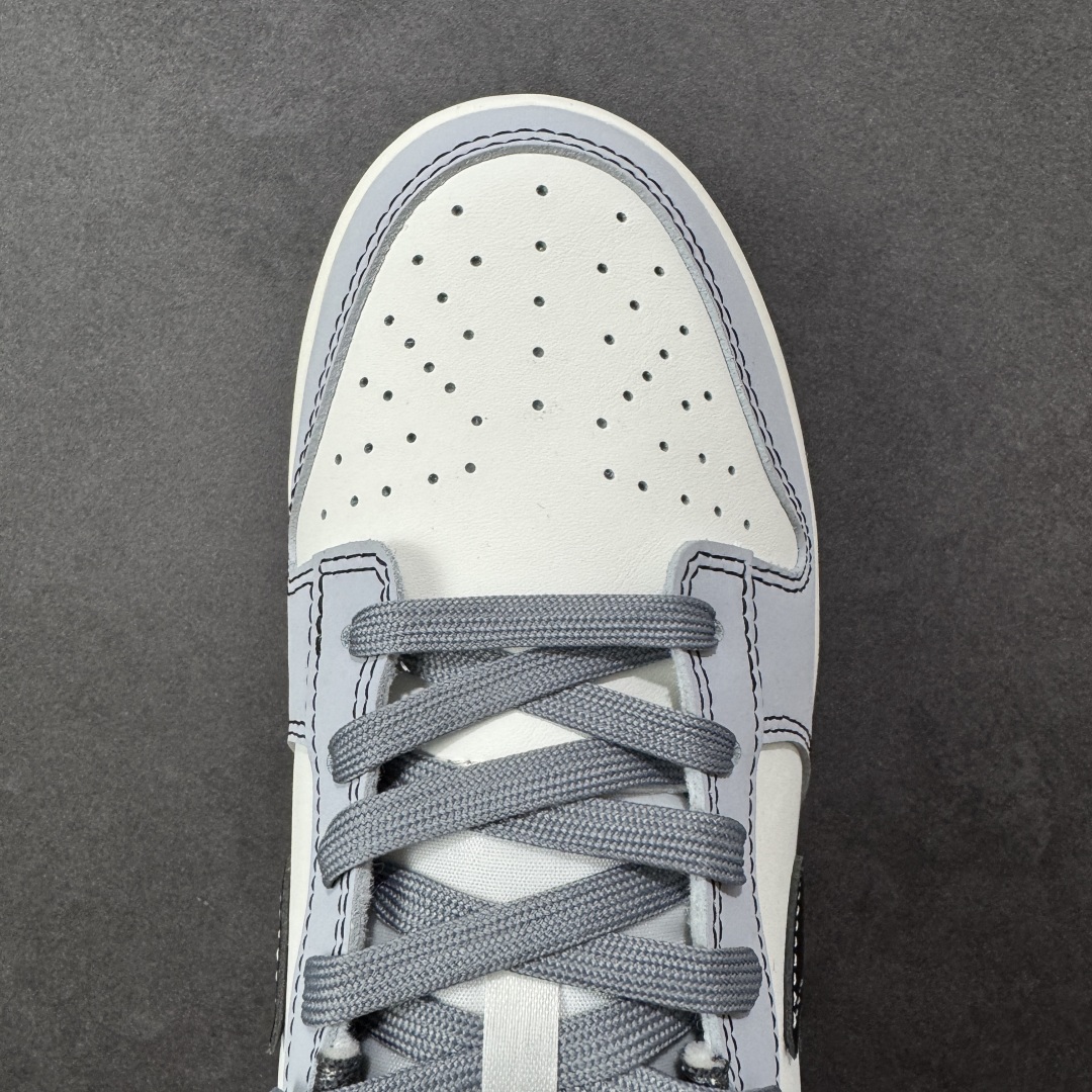 图片[8]-【YC纯原】NK Dunk Low 星霾 BB0528-109 此款整体轮廓秉承Dunk经典血脉，以米白鞋面模拟破晓时分的洁净天光，高级灰调复刻坠入晨雾的星痕，仿佛将黎明前未散尽的雾气与夜空的深邃蓝调混合，呈现出高级而静谧的质感，黑色Swoosh采用质感荔枝纹路勾勒，如一道划过天际的流星轨迹，于纯净白昼，捕获星尘余烬。定制系列天花板 无原鞋不开发 全系列得物原鞋一比一校对开发 配色持续更新中 终端对接 优势输出 全套原厂楦头原纸板数据档案倾力打造 原汁原味莞产 极致还原 圈内最强针车工艺 高端零售指定版 广东原厂配套原盒原标 鞋盒分三个尺码段 原厂冲刀 超高清洁度 全鞋零毛边皮料切割 采用原厂百宏鞋带以及原厂百宏织唛舌标 内标可供原厂几率过验 进口原装条纹中底布 四线拉帮白色点胶 原厂拉帮手法遵循公司 原厂电绣 极致还原   尺码：40 40.5 41 42 42.5 43 44 44.5 45 46 编码：HXSB330340-选品中心