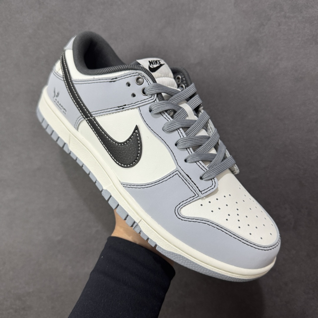 图片[3]-【YC纯原】NK Dunk Low 星霾 BB0528-109 此款整体轮廓秉承Dunk经典血脉，以米白鞋面模拟破晓时分的洁净天光，高级灰调复刻坠入晨雾的星痕，仿佛将黎明前未散尽的雾气与夜空的深邃蓝调混合，呈现出高级而静谧的质感，黑色Swoosh采用质感荔枝纹路勾勒，如一道划过天际的流星轨迹，于纯净白昼，捕获星尘余烬。定制系列天花板 无原鞋不开发 全系列得物原鞋一比一校对开发 配色持续更新中 终端对接 优势输出 全套原厂楦头原纸板数据档案倾力打造 原汁原味莞产 极致还原 圈内最强针车工艺 高端零售指定版 广东原厂配套原盒原标 鞋盒分三个尺码段 原厂冲刀 超高清洁度 全鞋零毛边皮料切割 采用原厂百宏鞋带以及原厂百宏织唛舌标 内标可供原厂几率过验 进口原装条纹中底布 四线拉帮白色点胶 原厂拉帮手法遵循公司 原厂电绣 极致还原   尺码：40 40.5 41 42 42.5 43 44 44.5 45 46 编码：HXSB330340-选品中心
