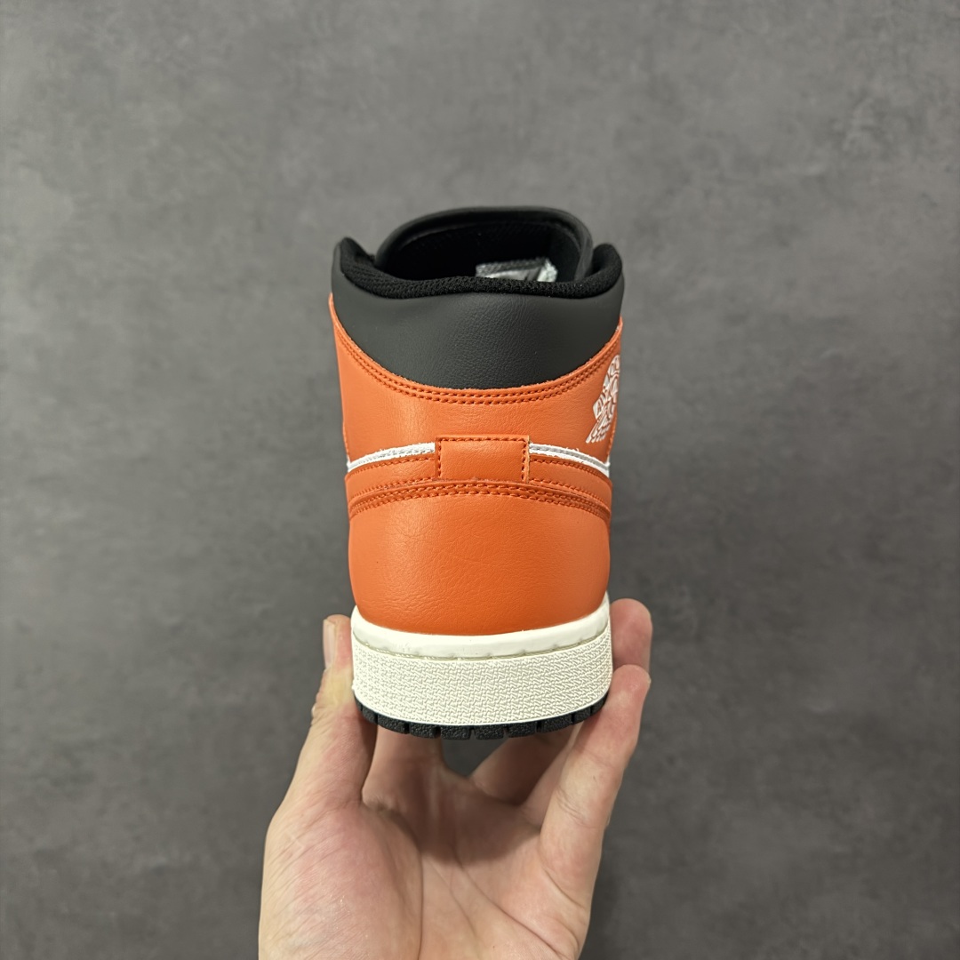 图片[4]-【K版纯原】Air Jordan AJ1 Mid 中帮 白黑橙扣碎 DQ8426-801 全新流水线出品 DT版本唯一平替选择 市场第二梯队最强版 全部原鞋开发 原楦原纸板开发 全鞋电脑针车 原厂内置全掌气垫 原盒内在原标 唯一Zp原版鞋带绑法 免检产品 全新2022版型 全头层皮料 完美零毛边处理 原厂配置全掌气垫 价格定位良心 几十个配色陆续出货 尺码：36 36.5 37.5 38 38.5 39 40 40.5 41 42 42.5 43 44 44.5 45 46-选品中心