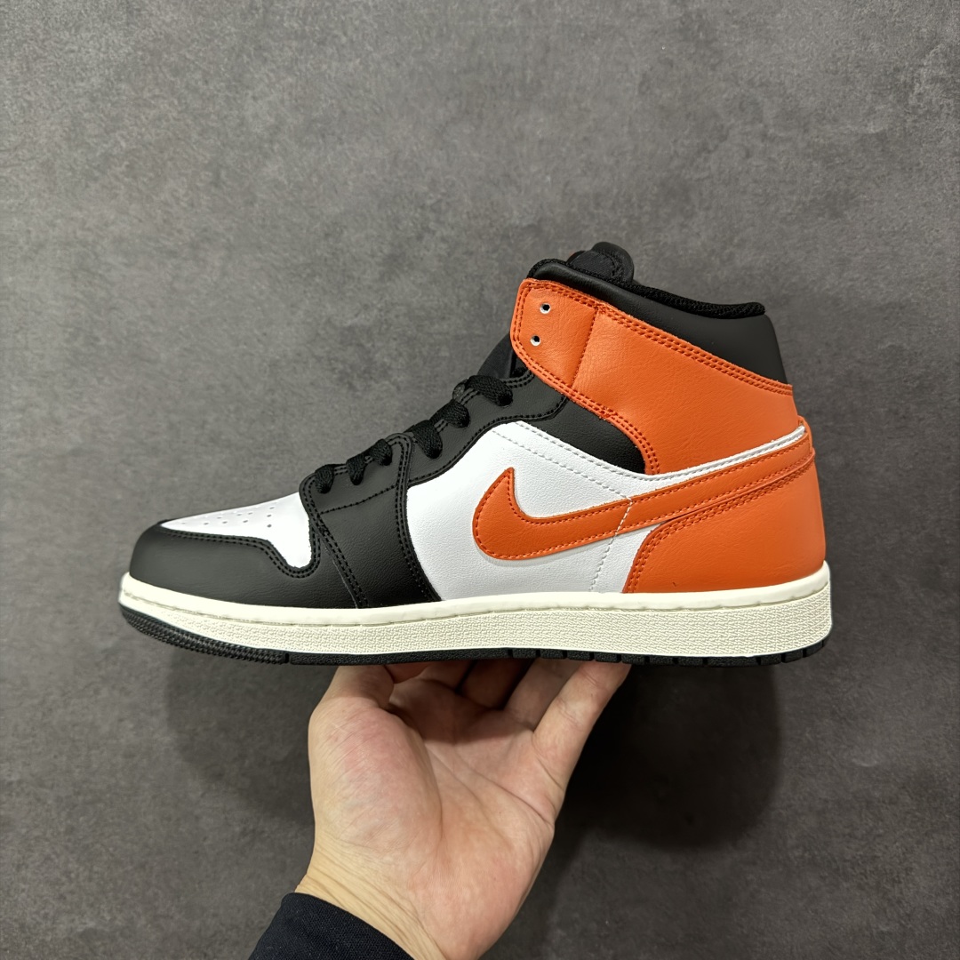 图片[2]-【K版纯原】Air Jordan AJ1 Mid 中帮 白黑橙扣碎 DQ8426-801 全新流水线出品 DT版本唯一平替选择 市场第二梯队最强版 全部原鞋开发 原楦原纸板开发 全鞋电脑针车 原厂内置全掌气垫 原盒内在原标 唯一Zp原版鞋带绑法 免检产品 全新2022版型 全头层皮料 完美零毛边处理 原厂配置全掌气垫 价格定位良心 几十个配色陆续出货 尺码：36 36.5 37.5 38 38.5 39 40 40.5 41 42 42.5 43 44 44.5 45 46-选品中心