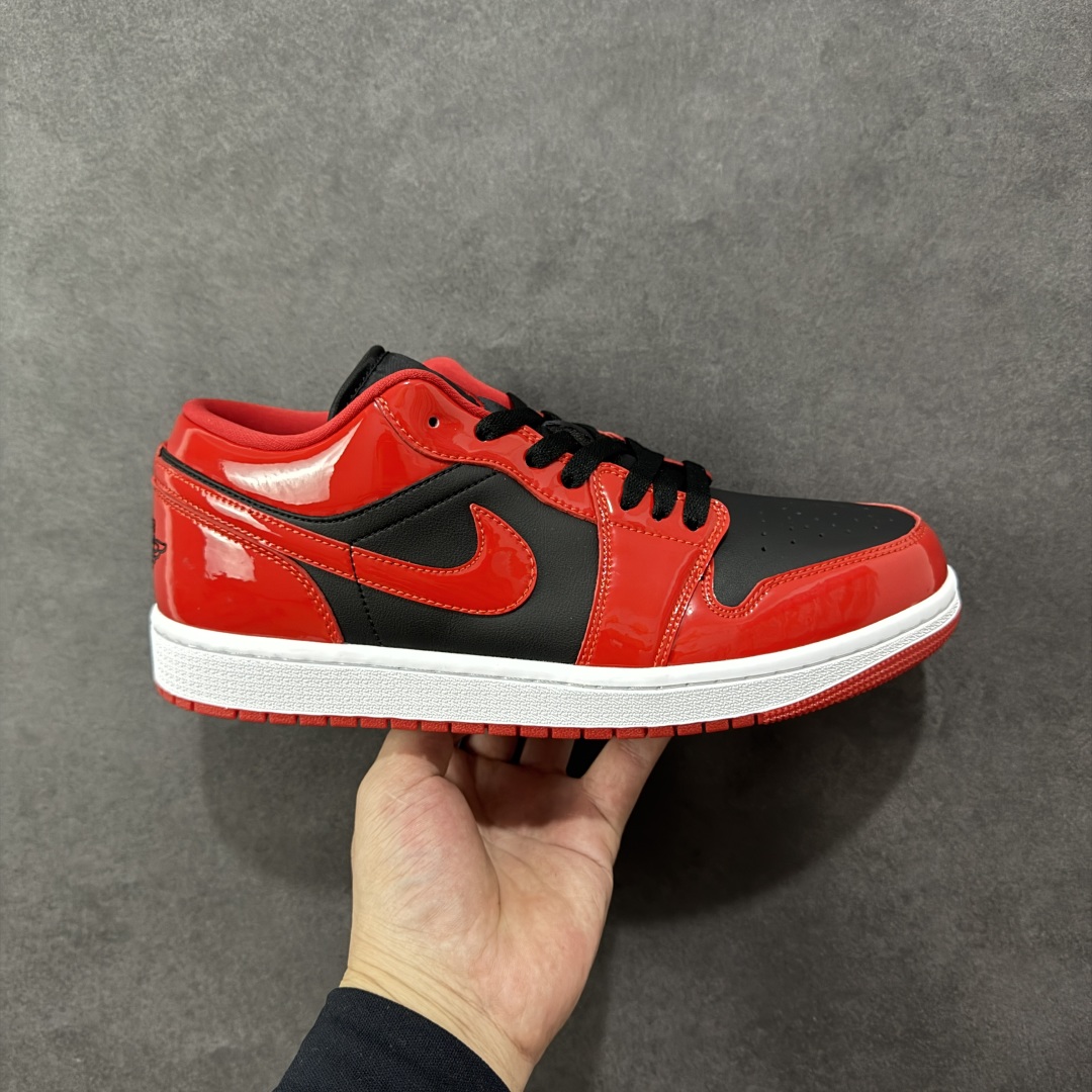 【K版纯原】Air Jordan AJ1 Low 低帮 黑红漆皮 HV4089 006 全新流水线出品 市场第二梯队最强版 全部原鞋开发 原楦原纸板开发 全鞋电脑针车 原厂内置全掌气垫 原盒内在原标 唯一Zp原版鞋带绑法 免检产品 全新2022版型 全头层皮料 完美零毛边处理 原厂配置全掌气垫 价格定位良心 新配色陆续出货 尺码:36-46-选品中心