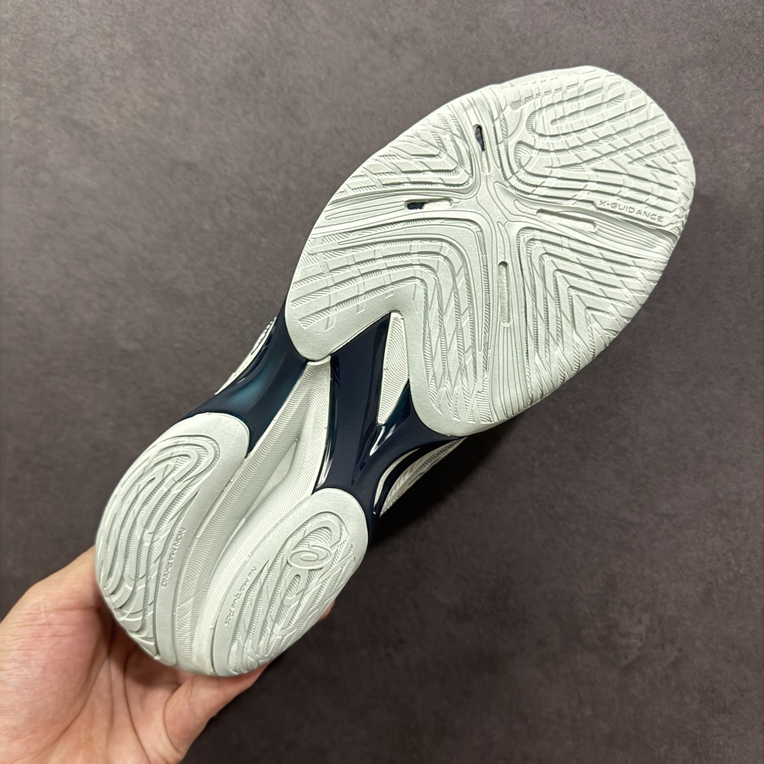 图片[9]-【公司级】亚瑟士Asics NETBURNER BALLISTIC FF 4 舒适百搭简约时尚 低帮 训练鞋 男女款运动跑步鞋 亚瑟士 ASICS GEL-NETBURNER BALLISTIC FF 4 是专为排球运动设计的专业鞋款，2025年8月推出的升级版在性能和舒适性方面均有显著提升。 核心升级亮点了包裹性与透气性：采用无缝柔韧网布鞋面，贴合度提升30%，同时通过动态束带设计实现足弓横向偏移量仅1.8mm，保持运动稳定性。 推进力与抓地力：鞋底纹路结合Precision Sole与X-Guidance设计，多方向抓地力提升25%，尤其在转折和加速场景中表现更优。 中底技术：FlyteFoam材质实现落地回弹率提升18%，配合SpeedTruss结构增强横向移动稳定性，适合快速移动场景。 适用场景点适合追求快速移动、多方向切换的排球运动员，尤其推荐给需要横向移动稳定性支撑的球员。 尺码： 36-45含半码 编码： AMB250260-选品中心