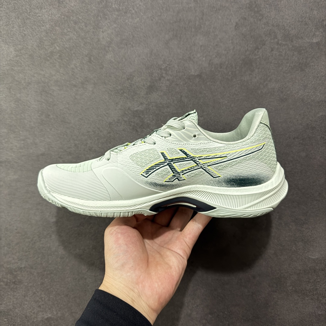 图片[2]-【公司级】亚瑟士Asics NETBURNER BALLISTIC FF 4 舒适百搭简约时尚 低帮 训练鞋 男女款运动跑步鞋 亚瑟士 ASICS GEL-NETBURNER BALLISTIC FF 4 是专为排球运动设计的专业鞋款，2025年8月推出的升级版在性能和舒适性方面均有显著提升。 核心升级亮点了包裹性与透气性：采用无缝柔韧网布鞋面，贴合度提升30%，同时通过动态束带设计实现足弓横向偏移量仅1.8mm，保持运动稳定性。 推进力与抓地力：鞋底纹路结合Precision Sole与X-Guidance设计，多方向抓地力提升25%，尤其在转折和加速场景中表现更优。 中底技术：FlyteFoam材质实现落地回弹率提升18%，配合SpeedTruss结构增强横向移动稳定性，适合快速移动场景。 适用场景点适合追求快速移动、多方向切换的排球运动员，尤其推荐给需要横向移动稳定性支撑的球员。 尺码： 36-45含半码 编码： AMB250260-选品中心