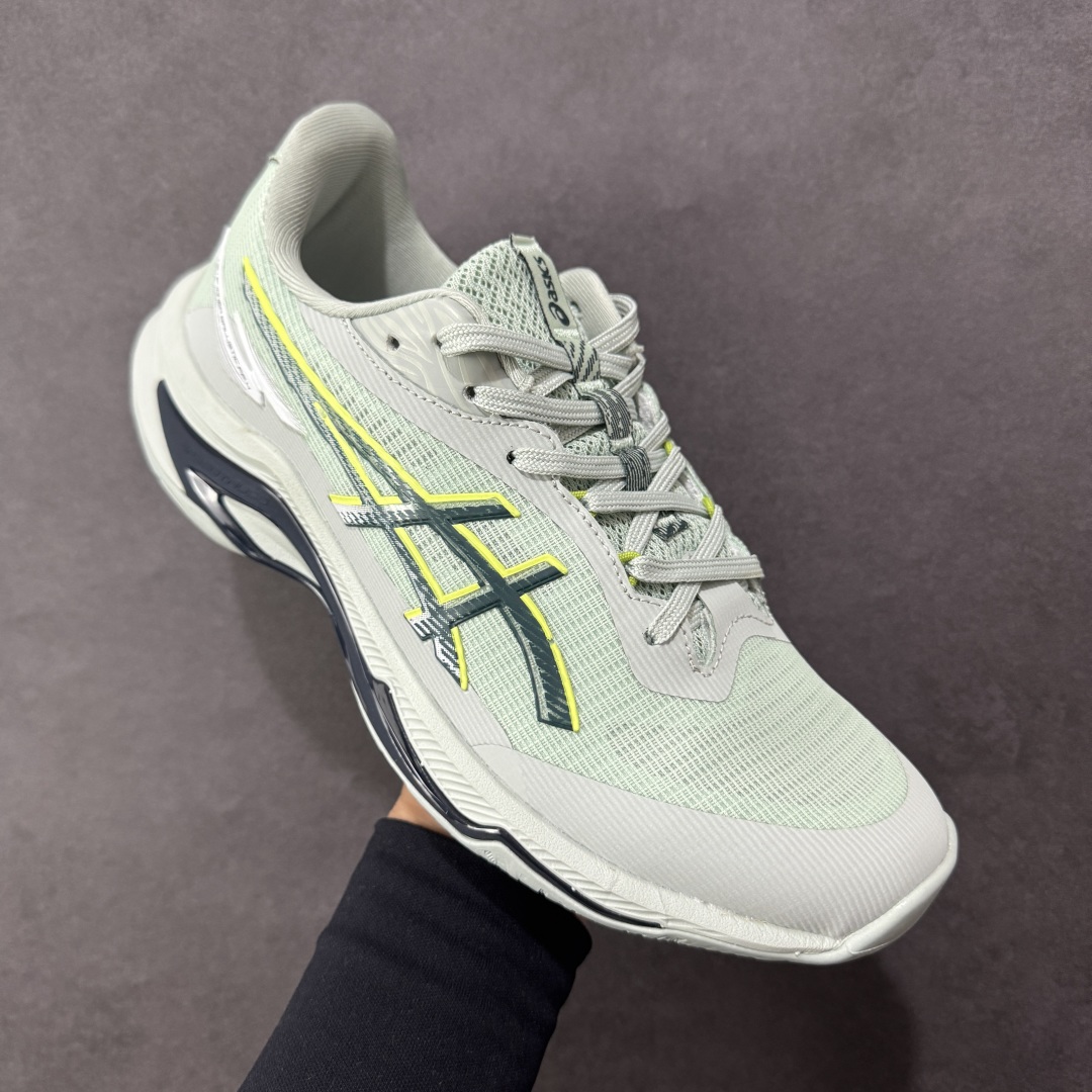 图片[3]-【公司级】亚瑟士Asics NETBURNER BALLISTIC FF 4 舒适百搭简约时尚 低帮 训练鞋 男女款运动跑步鞋 亚瑟士 ASICS GEL-NETBURNER BALLISTIC FF 4 是专为排球运动设计的专业鞋款，2025年8月推出的升级版在性能和舒适性方面均有显著提升。 核心升级亮点了包裹性与透气性：采用无缝柔韧网布鞋面，贴合度提升30%，同时通过动态束带设计实现足弓横向偏移量仅1.8mm，保持运动稳定性。 推进力与抓地力：鞋底纹路结合Precision Sole与X-Guidance设计，多方向抓地力提升25%，尤其在转折和加速场景中表现更优。 中底技术：FlyteFoam材质实现落地回弹率提升18%，配合SpeedTruss结构增强横向移动稳定性，适合快速移动场景。 适用场景点适合追求快速移动、多方向切换的排球运动员，尤其推荐给需要横向移动稳定性支撑的球员。 尺码： 36-45含半码 编码： AMB250260-选品中心