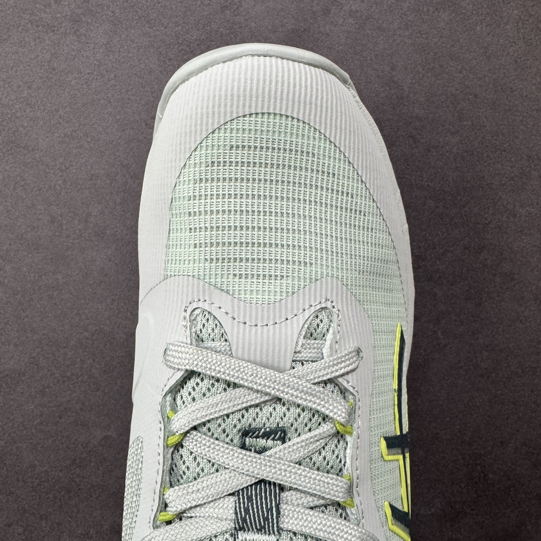 图片[8]-【公司级】亚瑟士Asics NETBURNER BALLISTIC FF 4 舒适百搭简约时尚 低帮 训练鞋 男女款运动跑步鞋 亚瑟士 ASICS GEL-NETBURNER BALLISTIC FF 4 是专为排球运动设计的专业鞋款，2025年8月推出的升级版在性能和舒适性方面均有显著提升。 核心升级亮点了包裹性与透气性：采用无缝柔韧网布鞋面，贴合度提升30%，同时通过动态束带设计实现足弓横向偏移量仅1.8mm，保持运动稳定性。 推进力与抓地力：鞋底纹路结合Precision Sole与X-Guidance设计，多方向抓地力提升25%，尤其在转折和加速场景中表现更优。 中底技术：FlyteFoam材质实现落地回弹率提升18%，配合SpeedTruss结构增强横向移动稳定性，适合快速移动场景。 适用场景点适合追求快速移动、多方向切换的排球运动员，尤其推荐给需要横向移动稳定性支撑的球员。 尺码： 36-45含半码 编码： AMB250260-选品中心